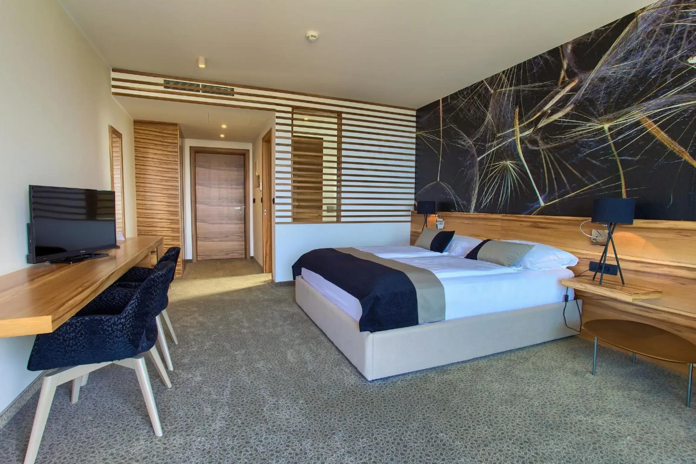 Superior Double Room with Balcony and Partial Sea View in Hotel Villa Margaret Superior Double Room with Balcony and Partial Sea View in Hotel Villa Margaret