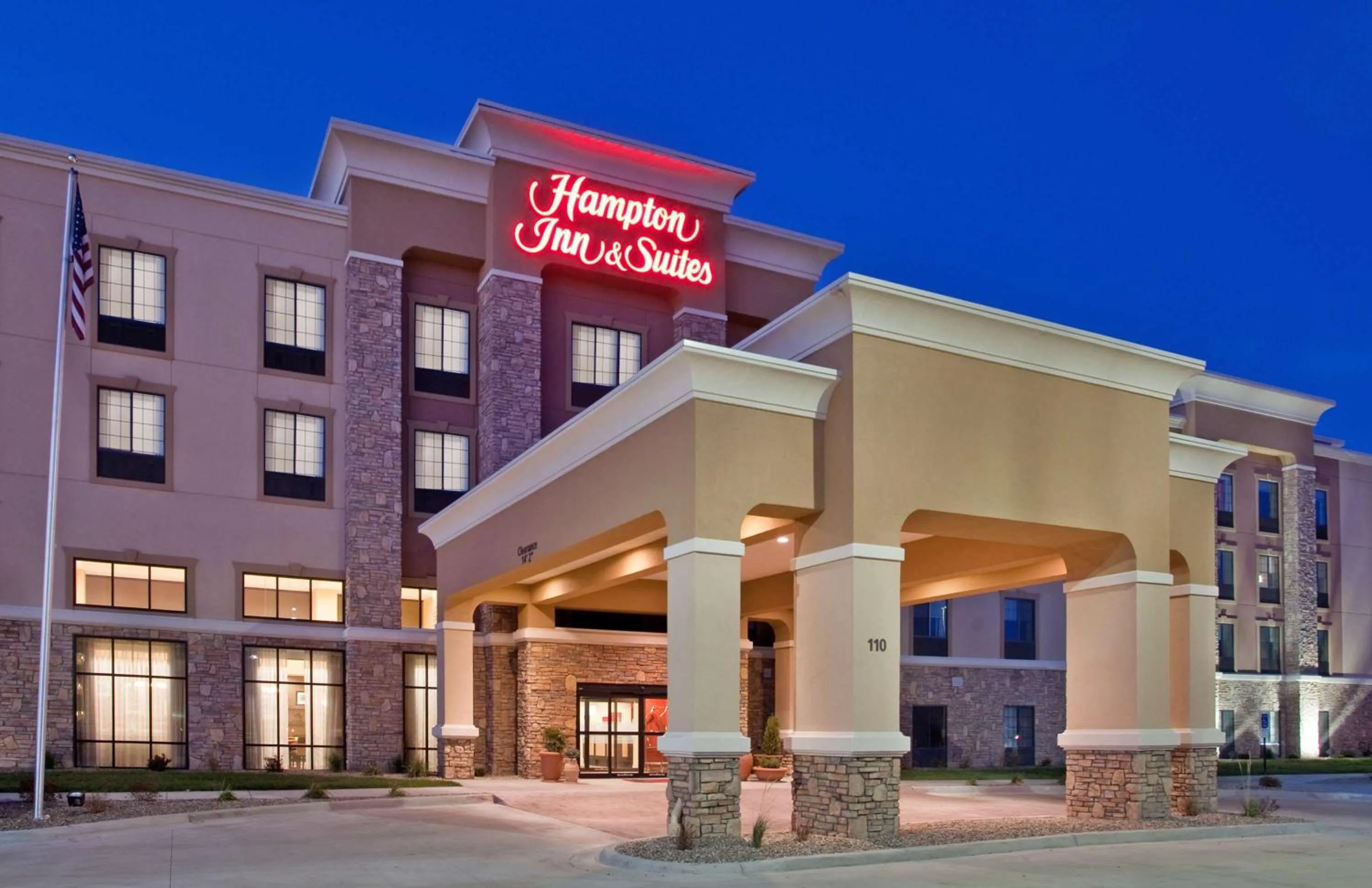 Property building in Hampton Inn & Suites Dickinson ND