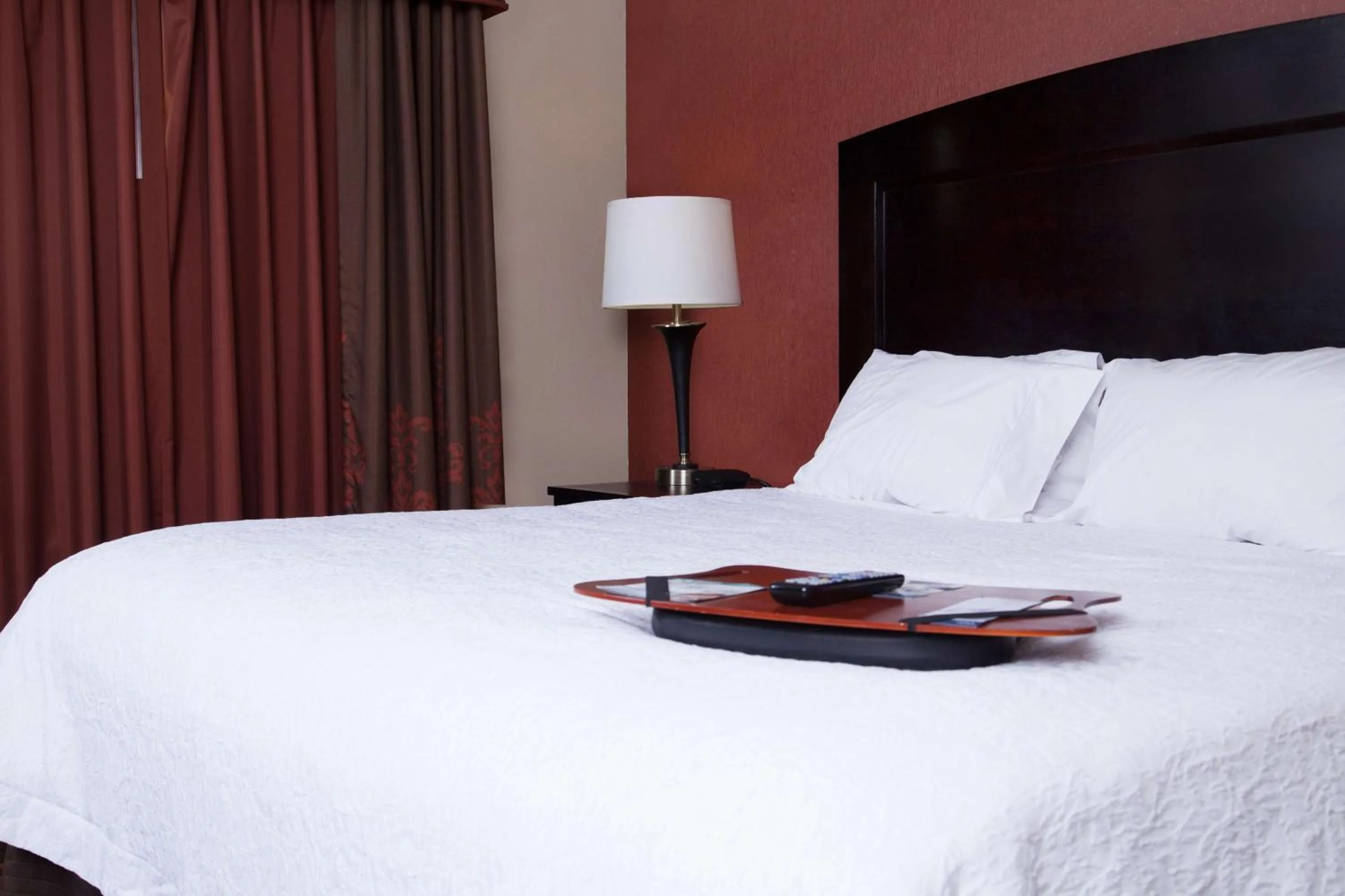 Bed in Hampton Inn & Suites Dickinson ND