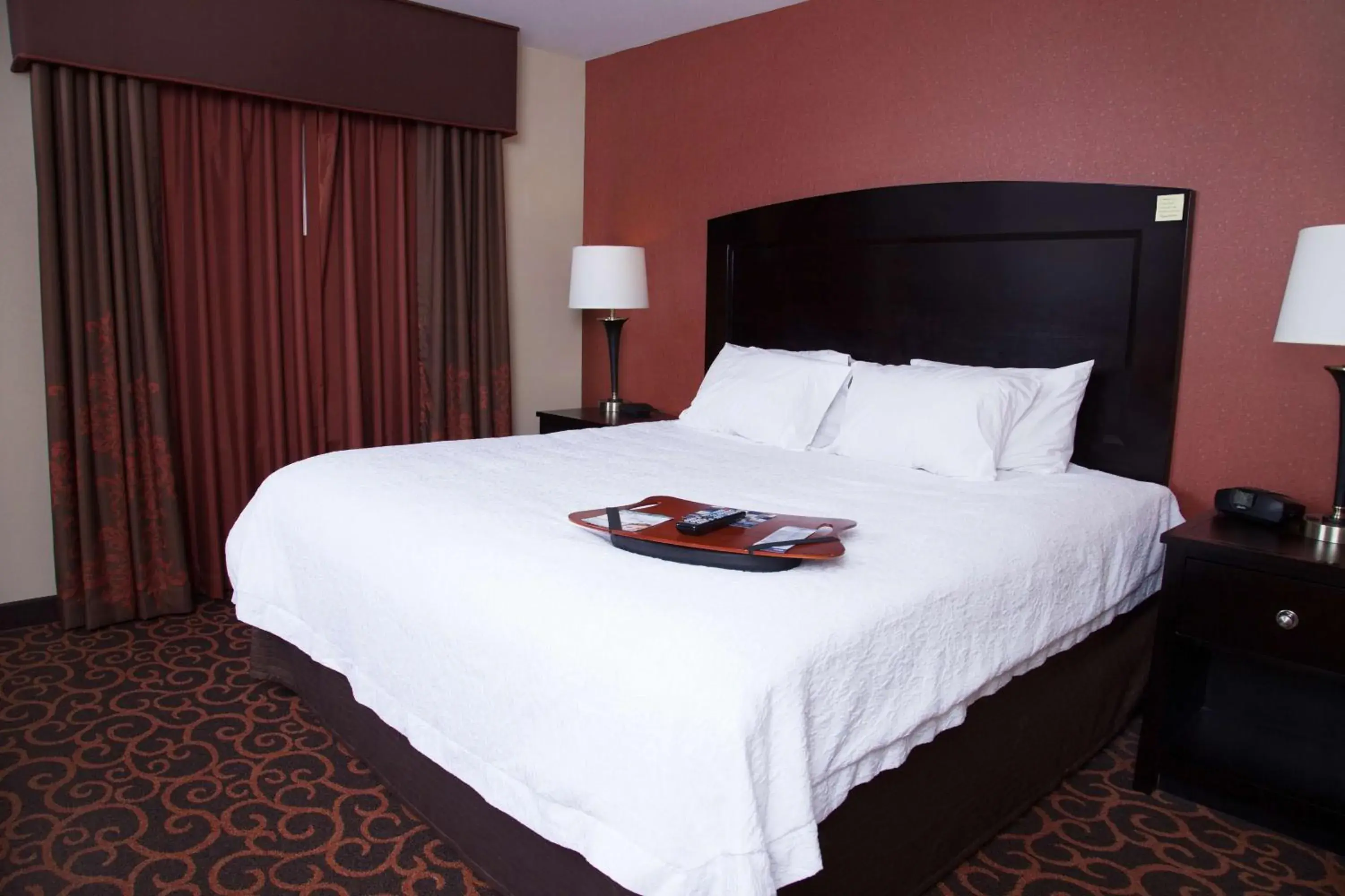 Bed in Hampton Inn & Suites Dickinson ND Bed in Hampton Inn & Suites Dickinson ND