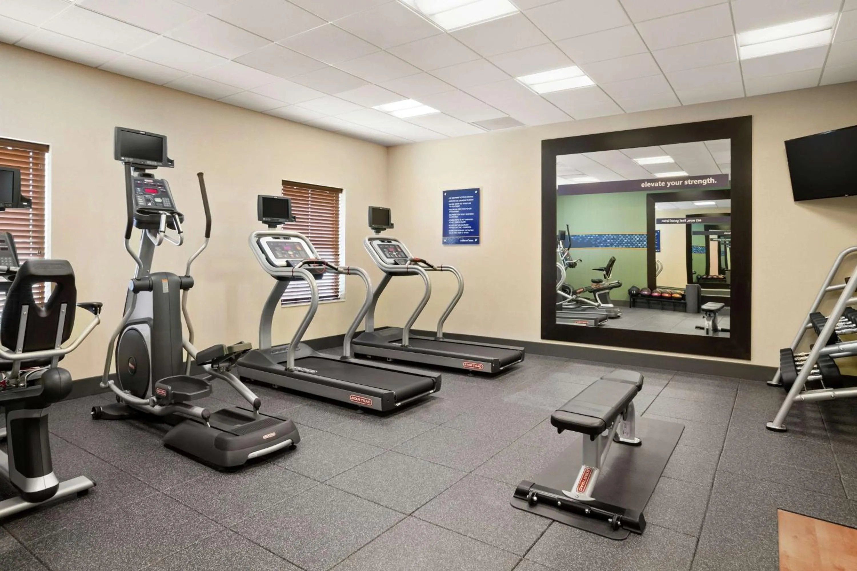 Fitness centre/facilities in Hampton Inn & Suites Minooka