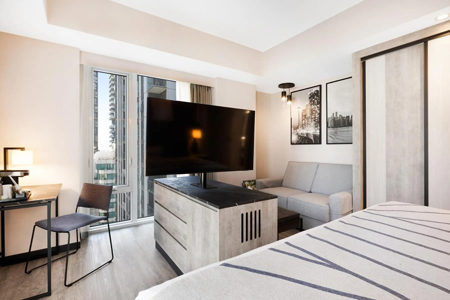 TV and multimedia, Bed in Riu Plaza Toronto