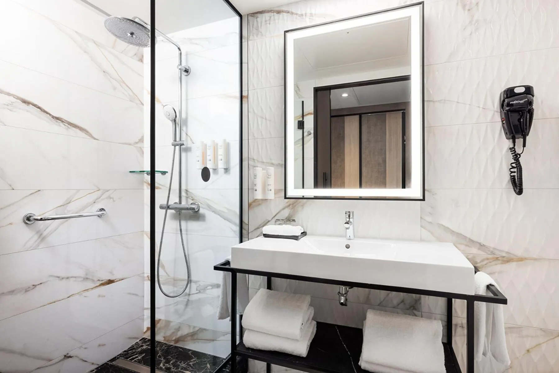 Shower in Riu Plaza Toronto