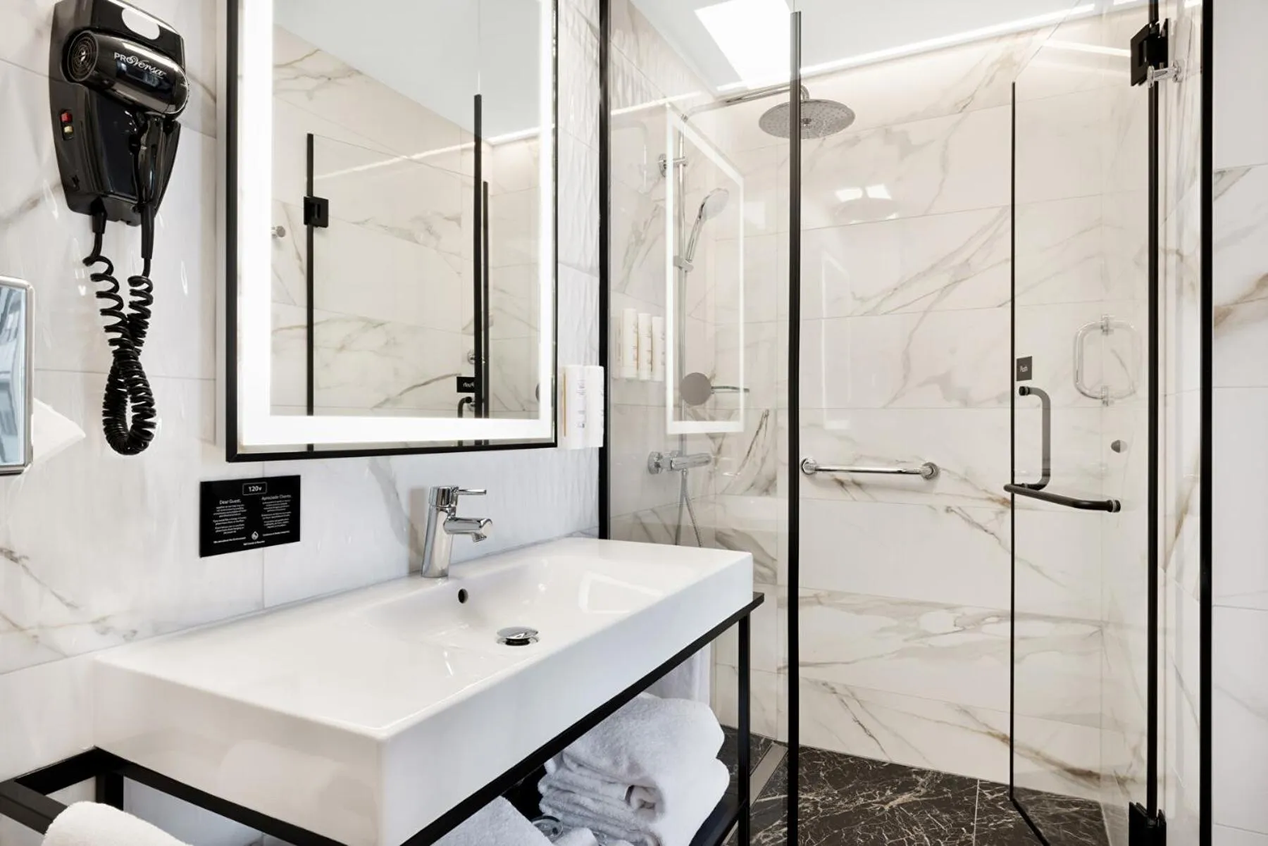 Shower in Riu Plaza Toronto