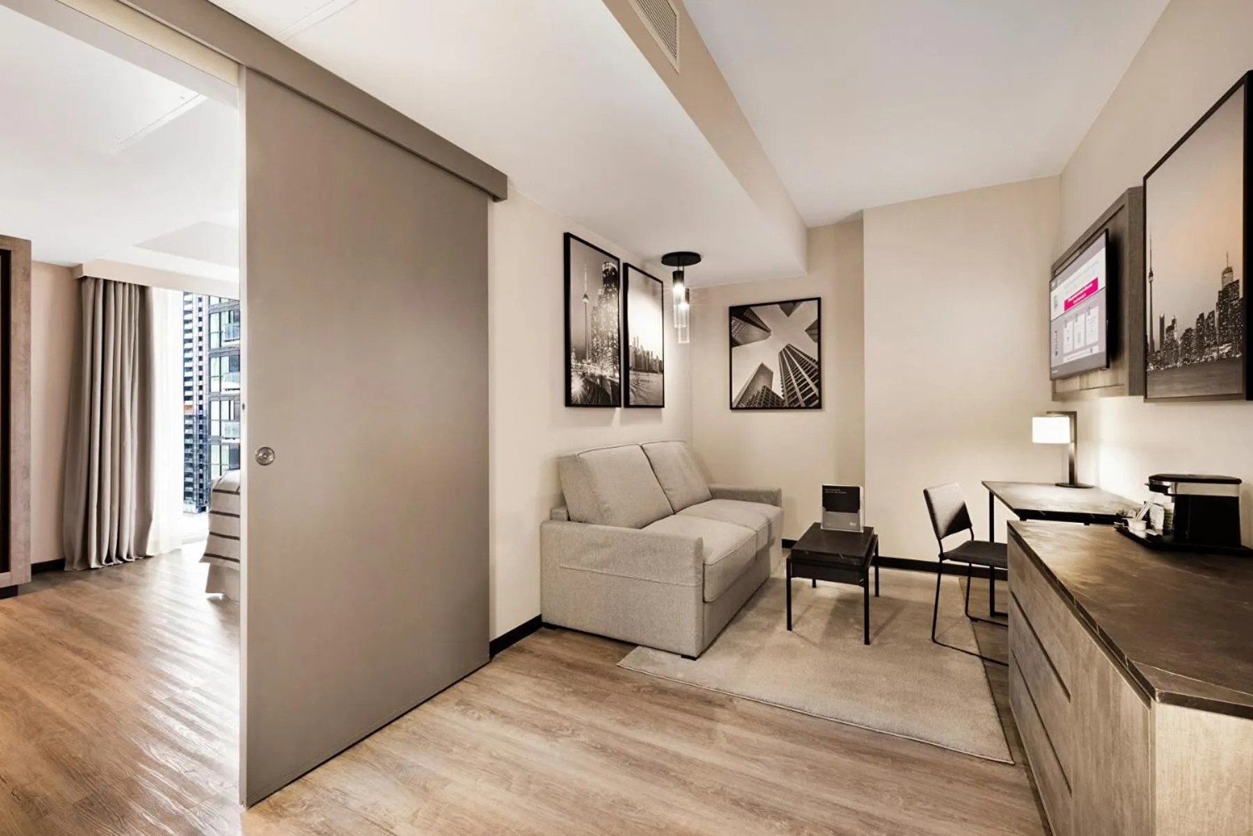 TV and multimedia in Riu Plaza Toronto