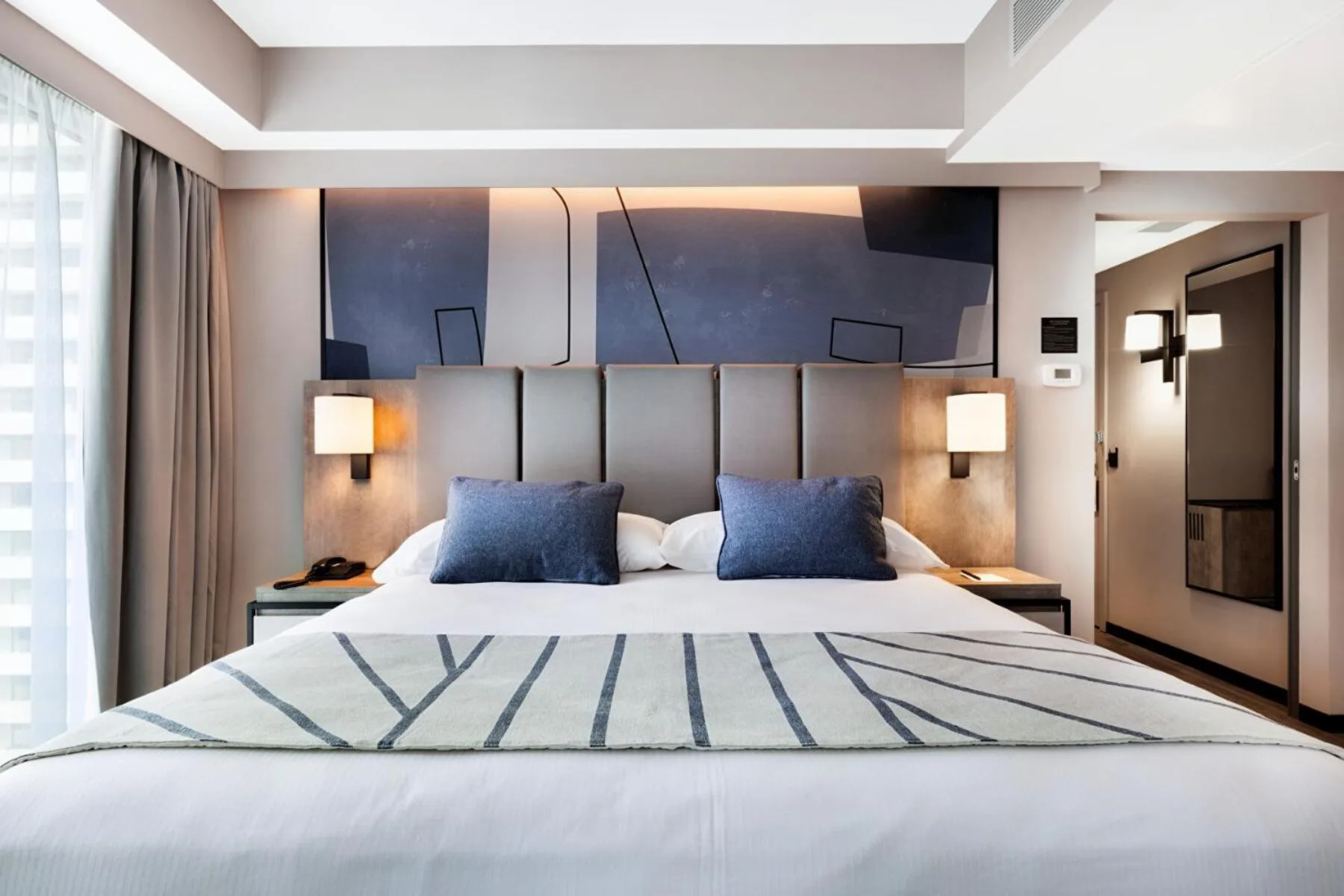 Bed in Riu Plaza Toronto