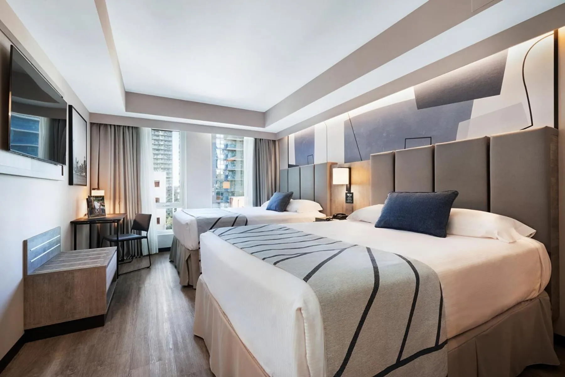 Photo of the whole room, Bed in Riu Plaza Toronto