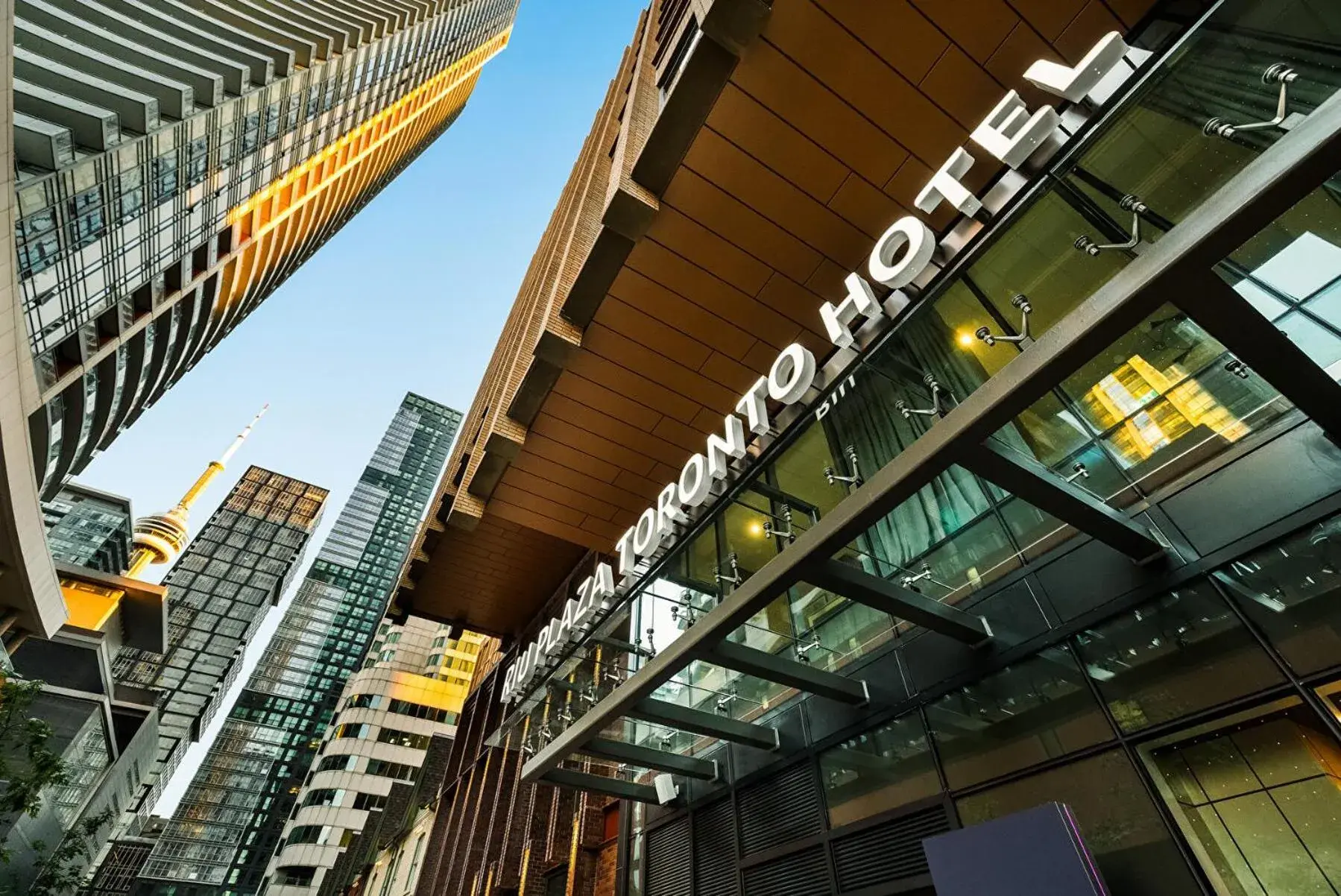 Property building in Riu Plaza Toronto Property building in Riu Plaza Toronto