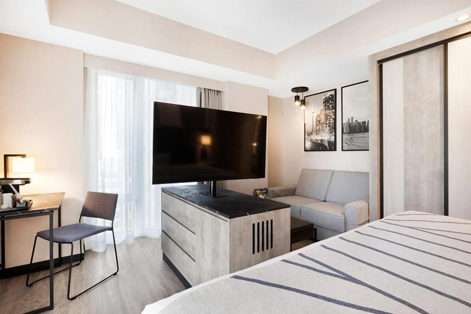 TV and multimedia, Bed in Riu Plaza Toronto