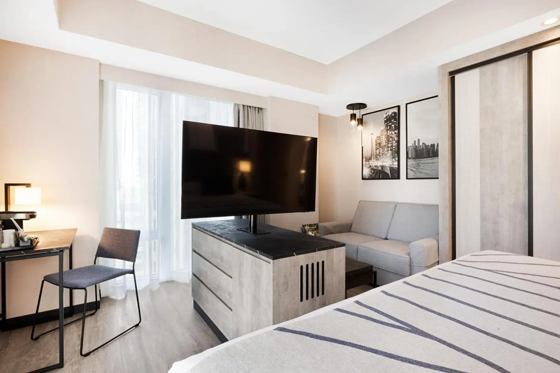 TV and multimedia, Bed in Riu Plaza Toronto TV and multimedia, Bed in Riu Plaza Toronto