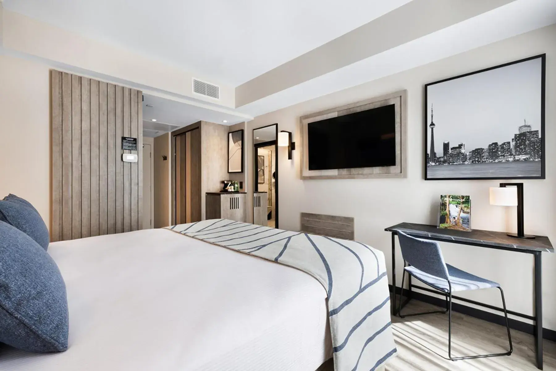 Seating area, Bed in Riu Plaza Toronto Seating area, Bed in Riu Plaza Toronto