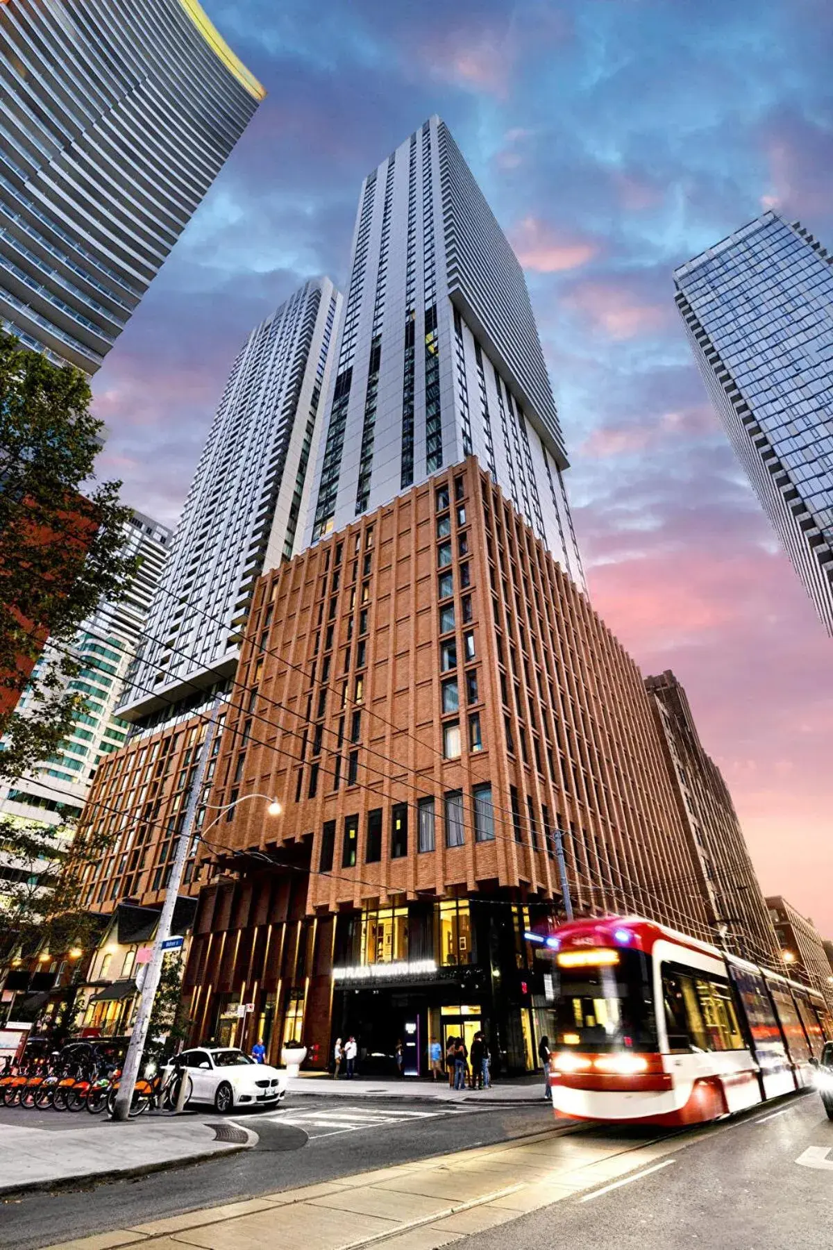 Property building in Riu Plaza Toronto Property building in Riu Plaza Toronto