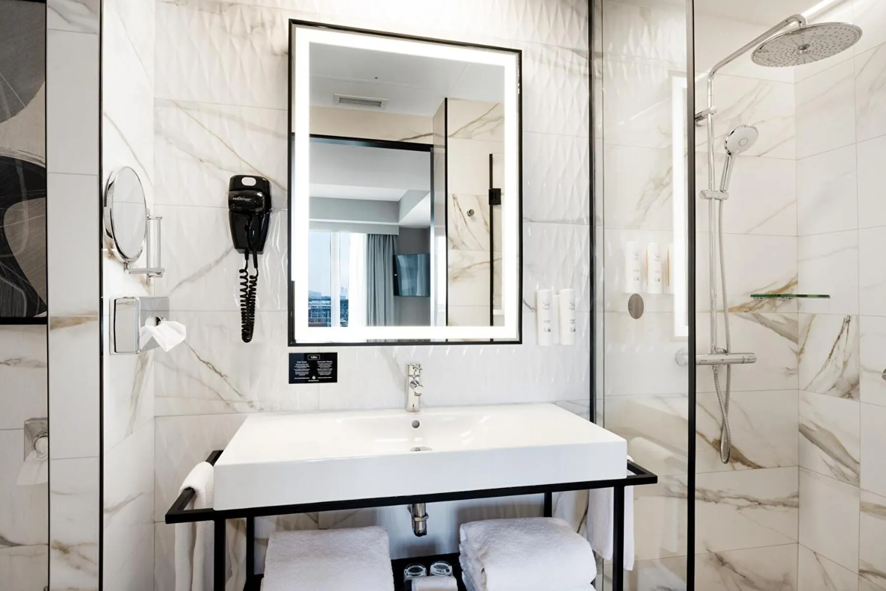 Shower in Riu Plaza Toronto