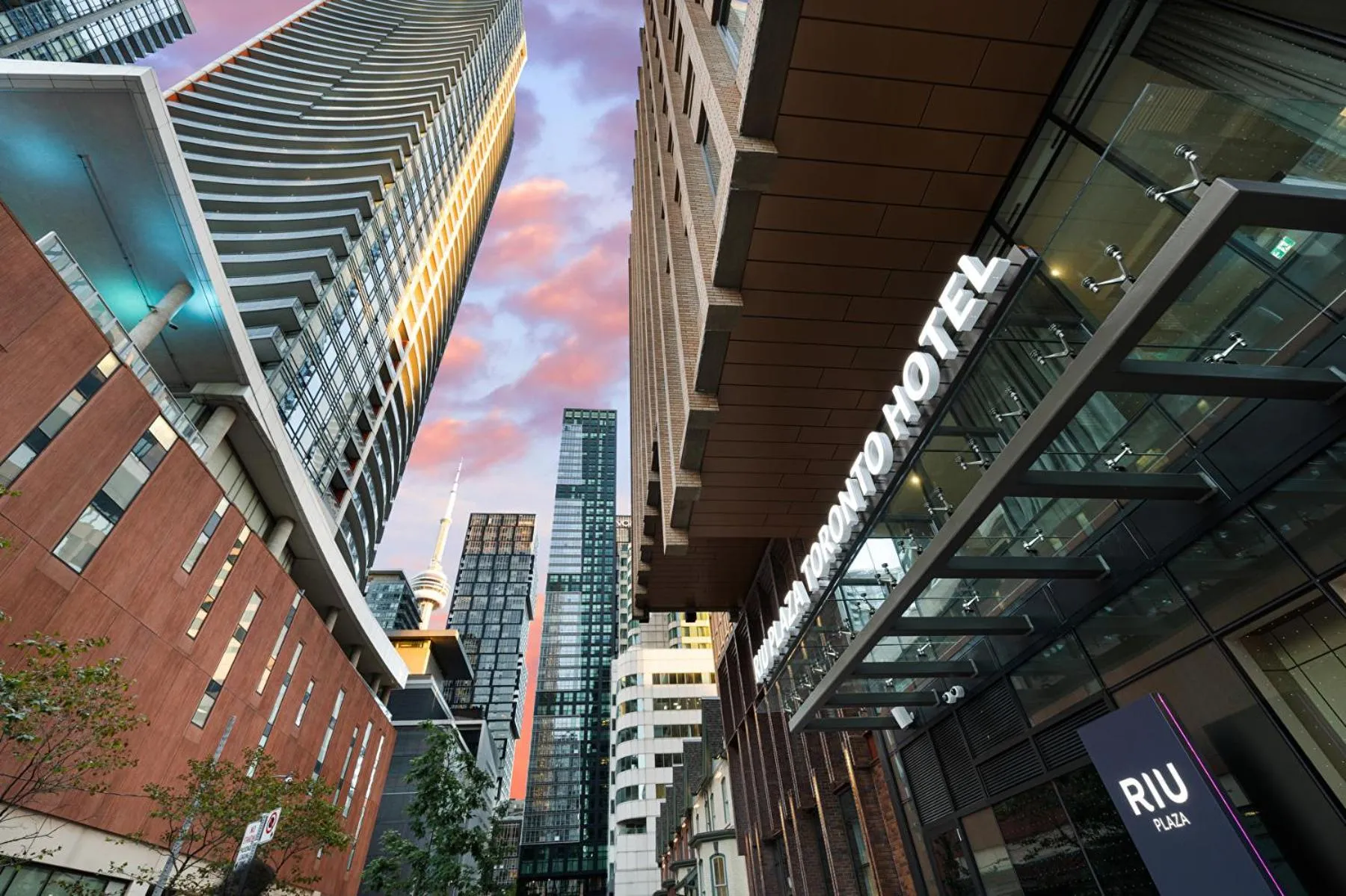 Property building in Riu Plaza Toronto