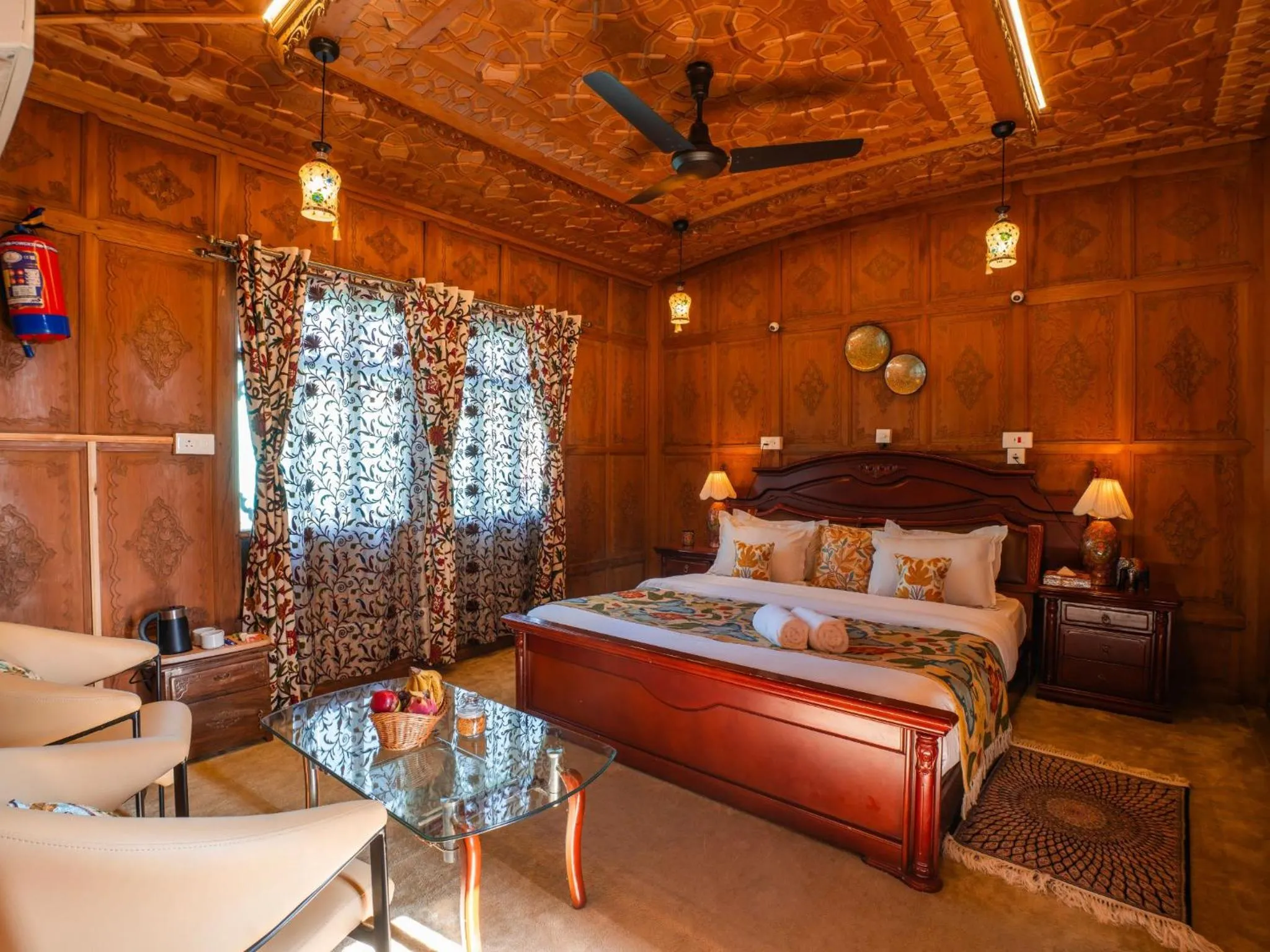 Superior Room with Bathtub in Moustache Houseboat Srinagar