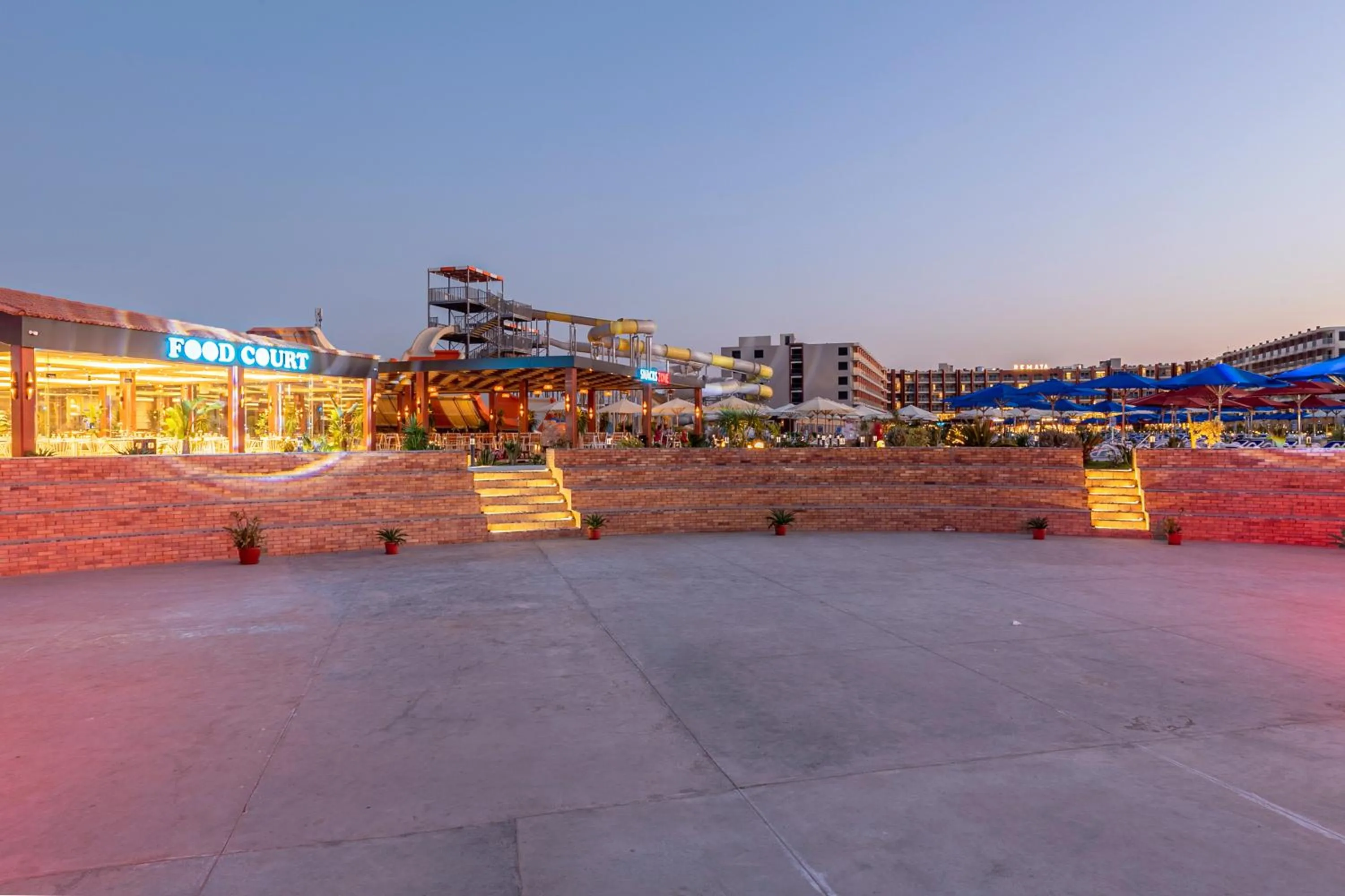 Evening entertainment in Rewaya Majestic Resort