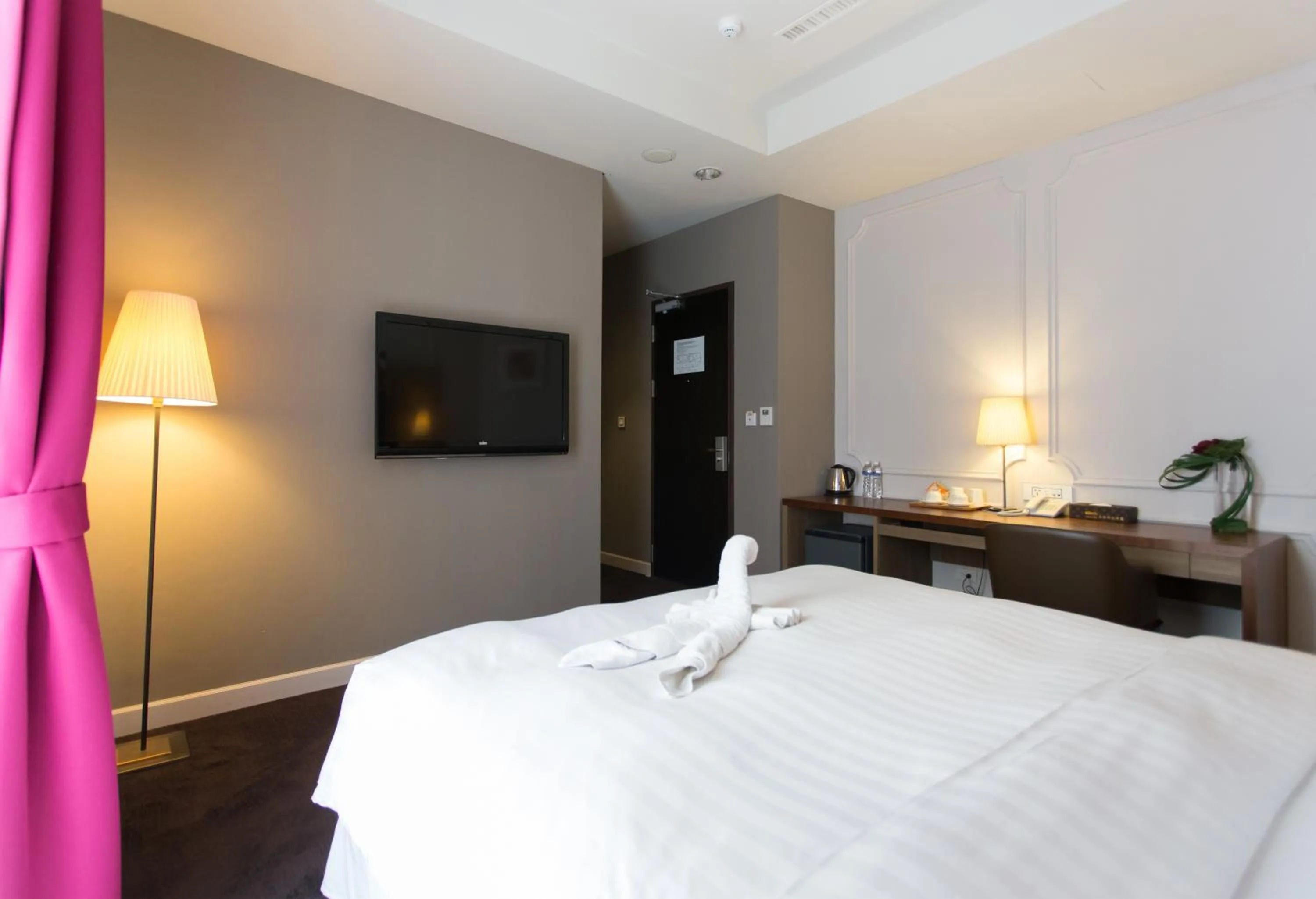 Photo of the whole room, Bed in Lessing Hotel Qixian