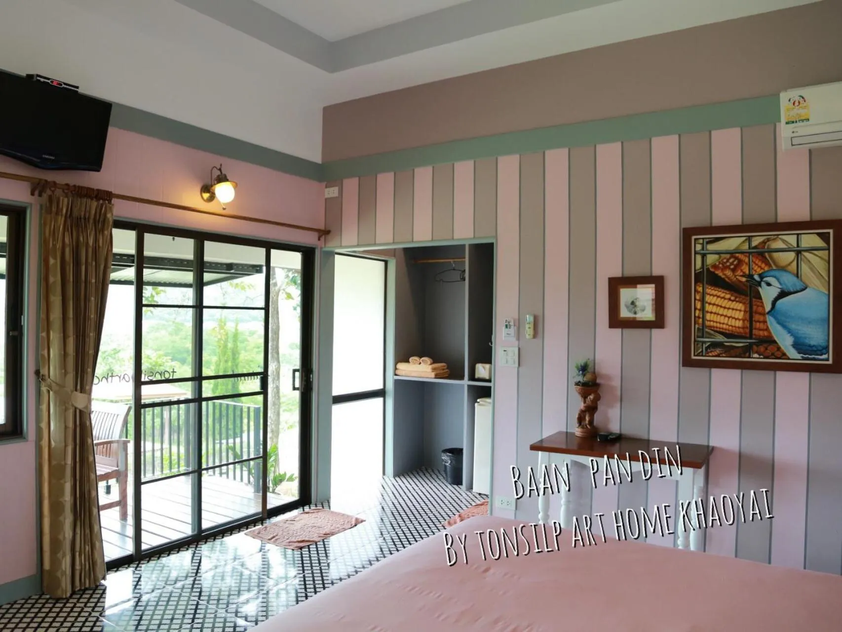 Bed in TonSilp Art Home