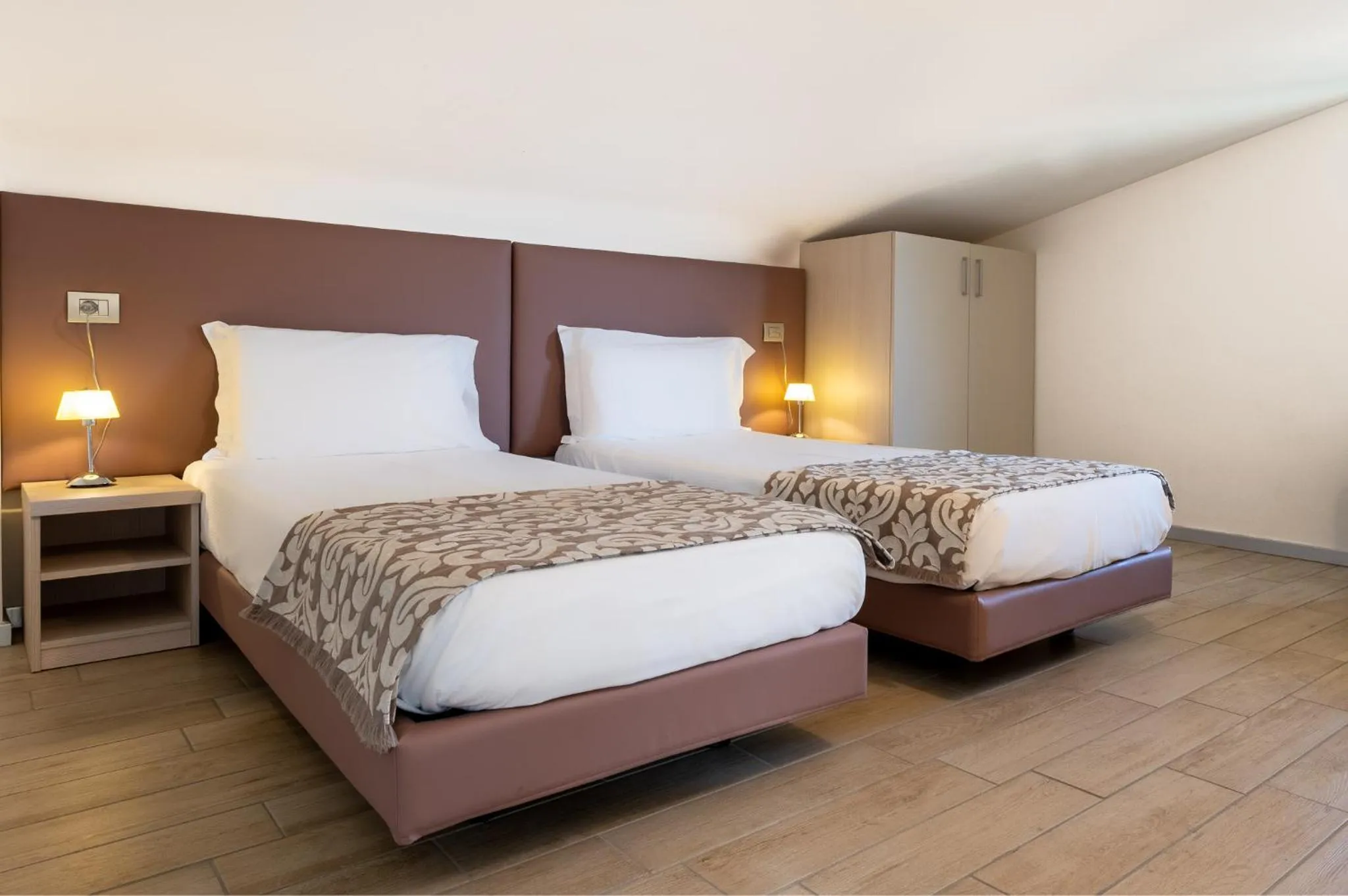 Bed in Bellagio Village - Holiday Apartments by the Lake - Seasonal Warm Pool and Sauna
