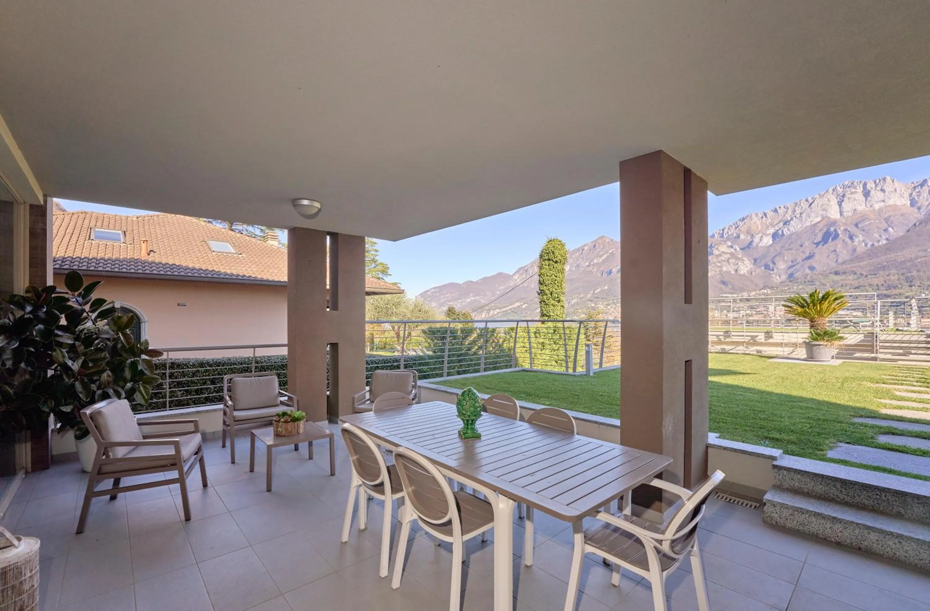 Dining area in Bellagio Village - Holiday Apartments by the Lake - Seasonal Warm Pool and Sauna