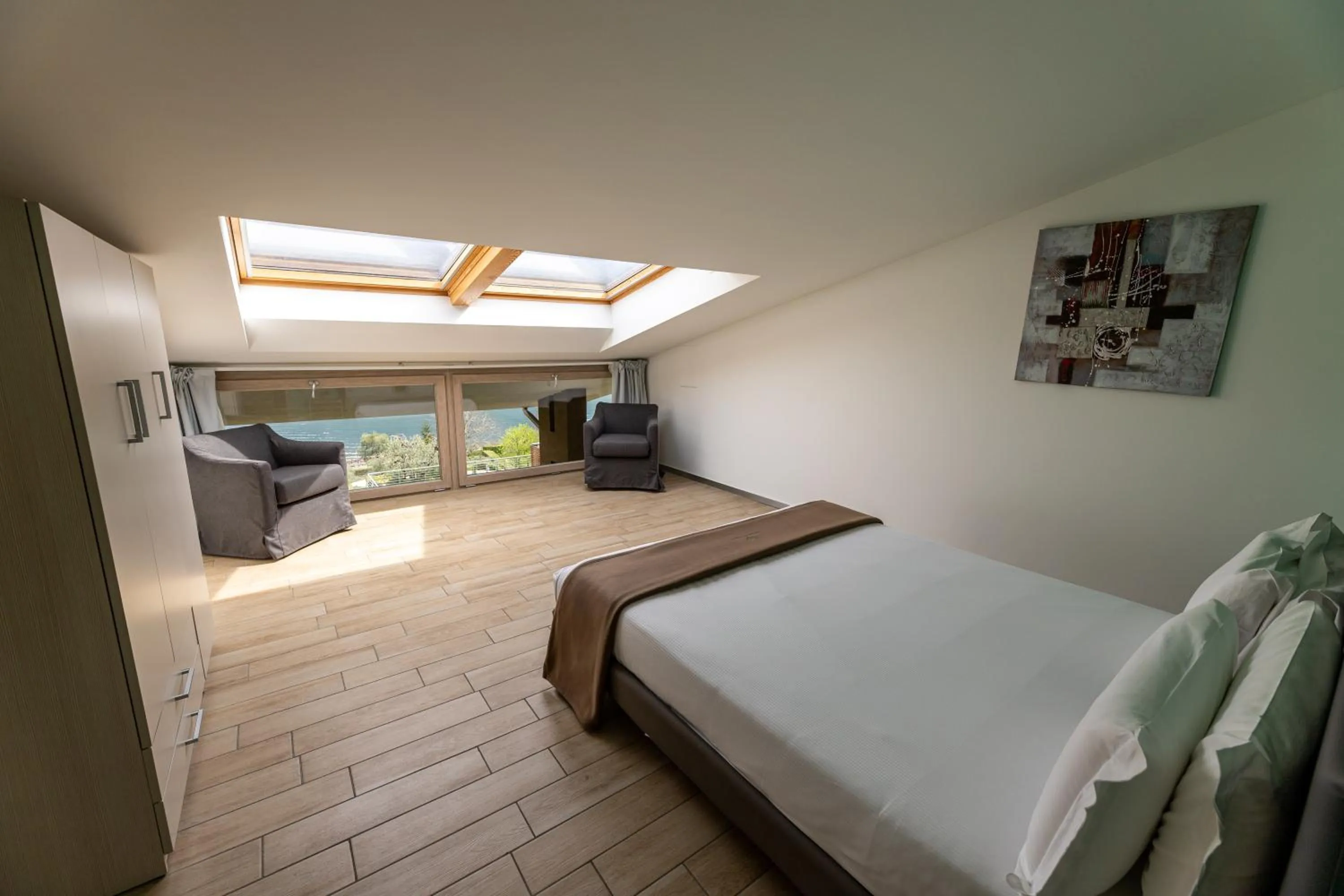 Bed in Bellagio Village - Holiday Apartments by the Lake - Seasonal Warm Pool and Sauna