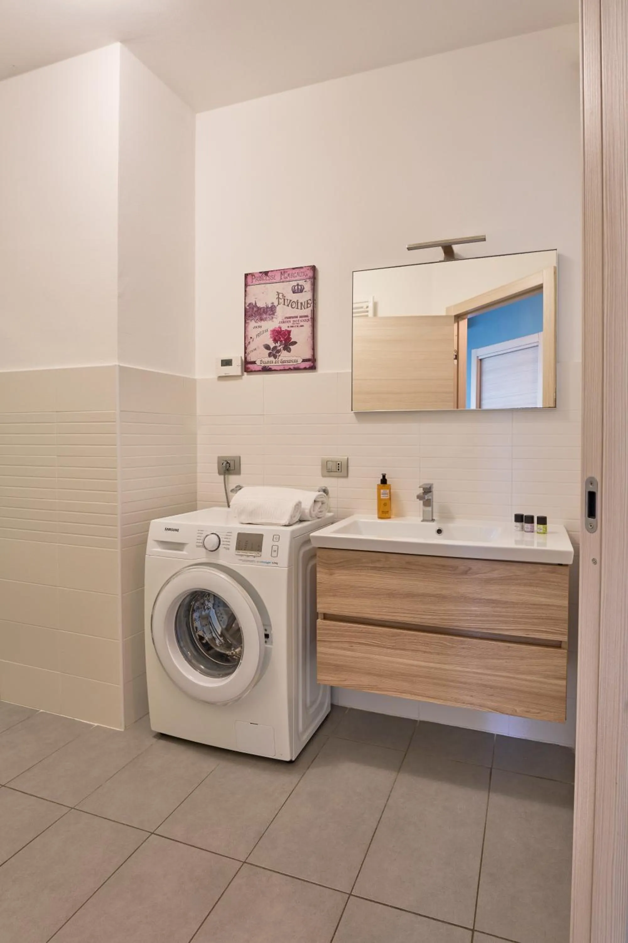 Bathroom in Bellagio Village - Holiday Apartments by the Lake - Seasonal Warm Pool and Sauna