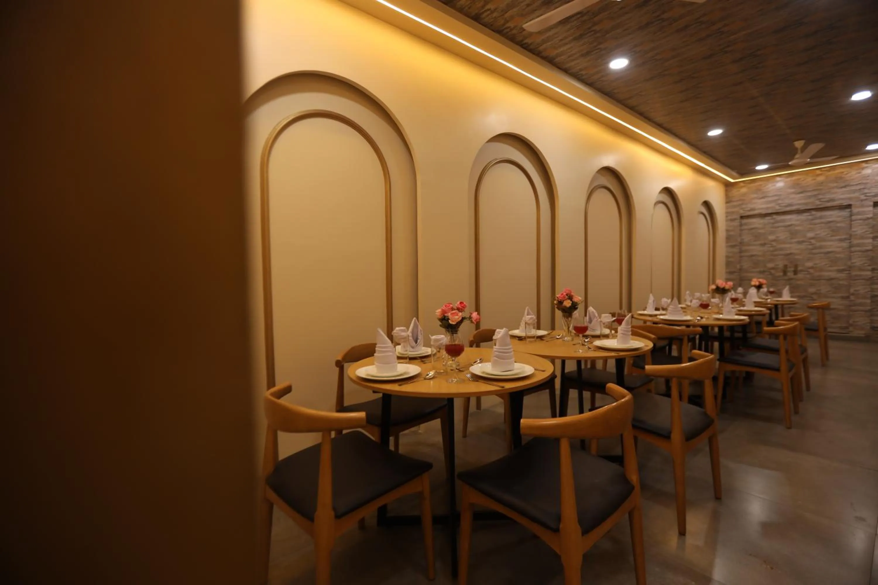 Restaurant/places to eat in Grey Oak Hotel