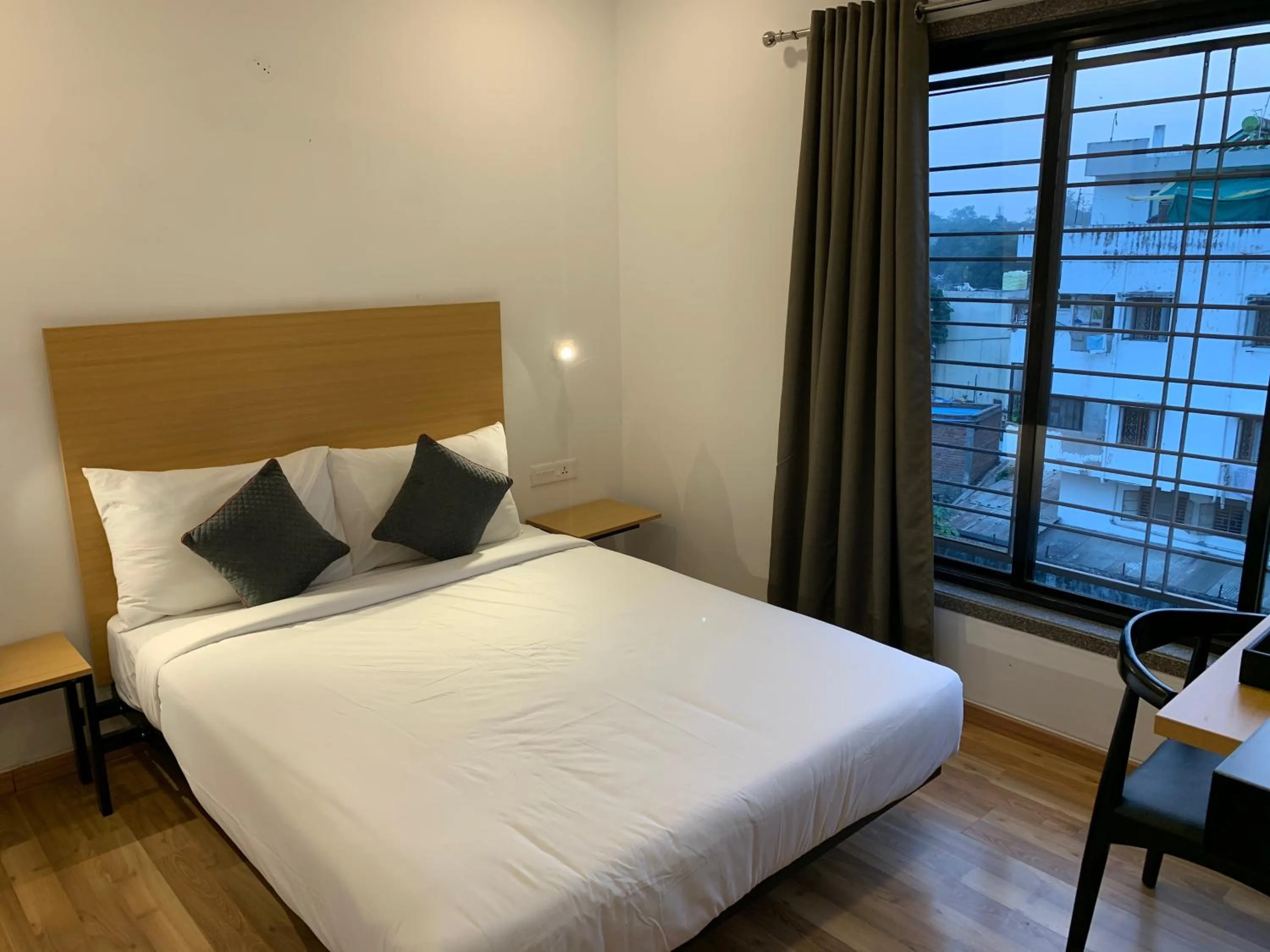 Bedroom, Bed in Grey Oak Hotel