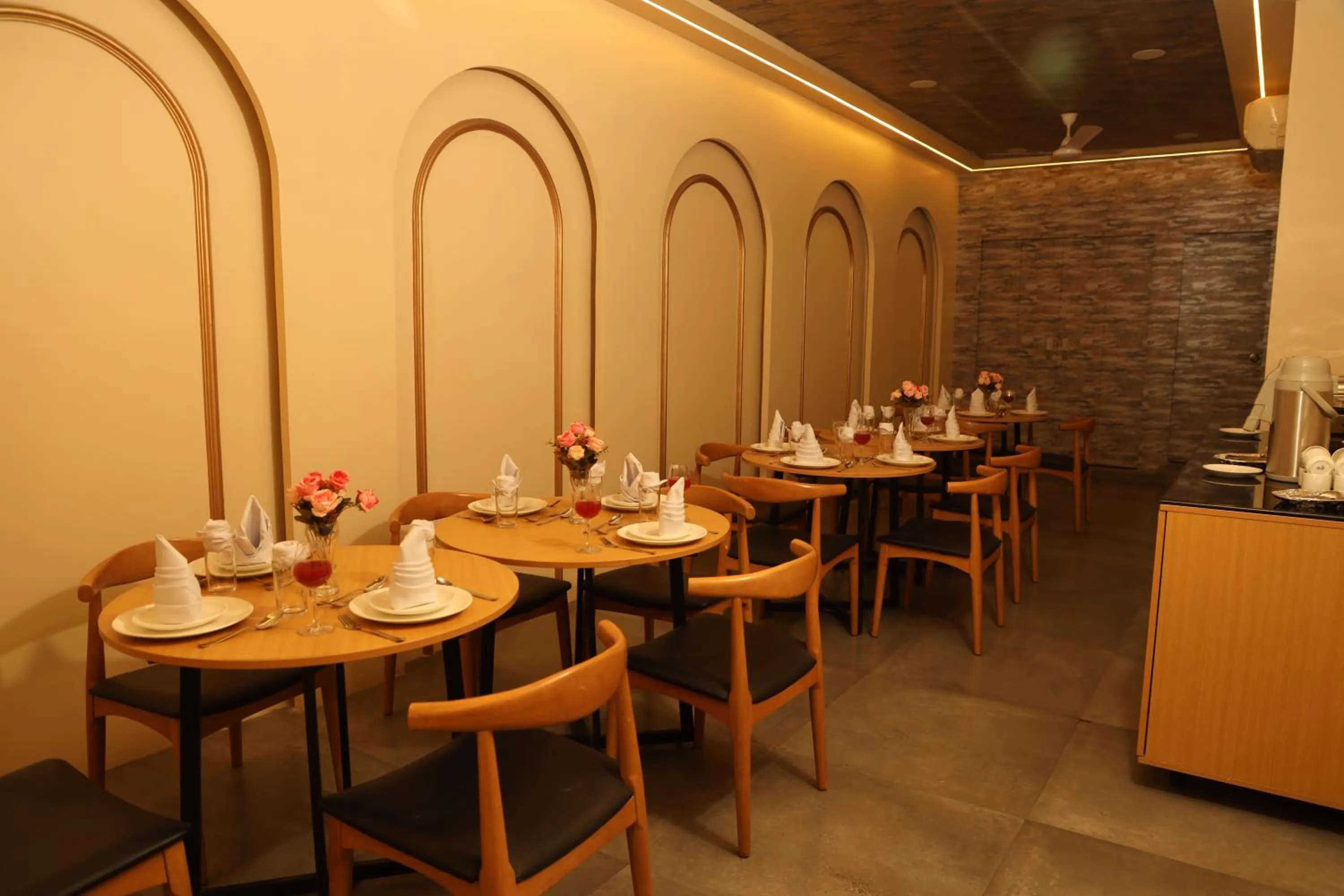 Restaurant/places to eat in Grey Oak Hotel