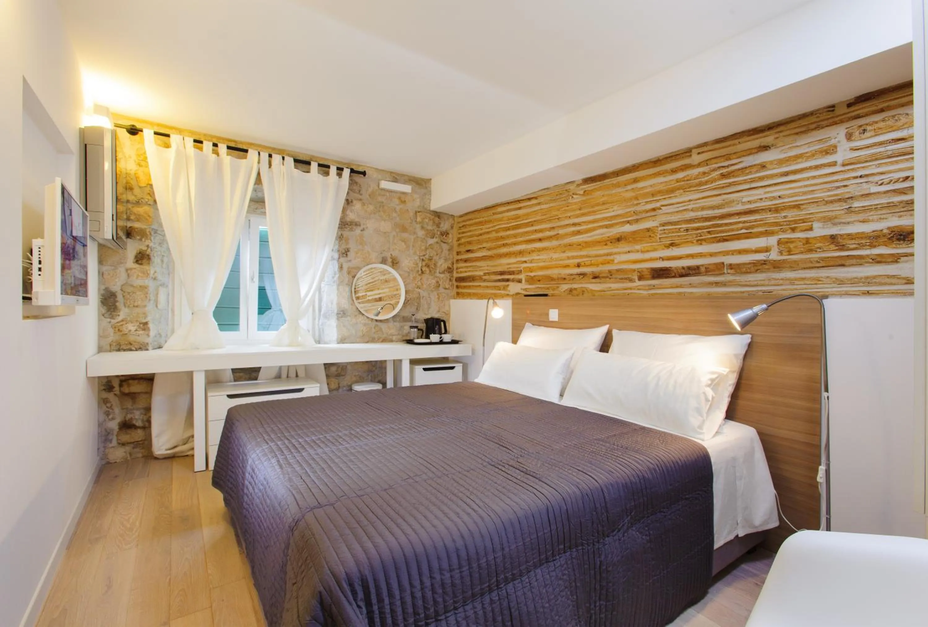 Standard Double Room with Street View in Grgur Ninski Rooms