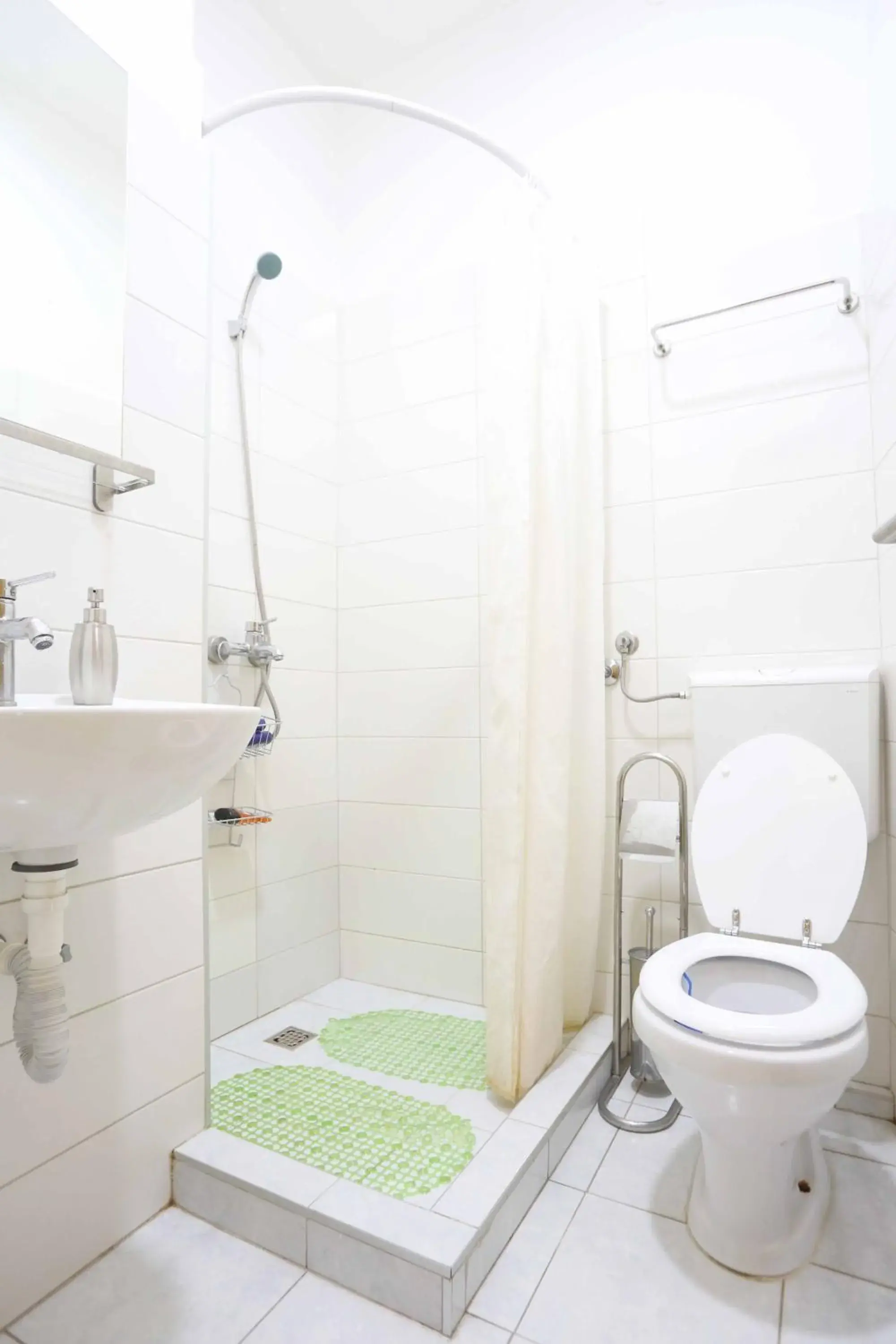 Double or Twin Room with City View and Private External Bathroom in Pigeon Square Rooms Double or Twin Room with City View and Private External Bathroom in Pigeon Square Rooms
