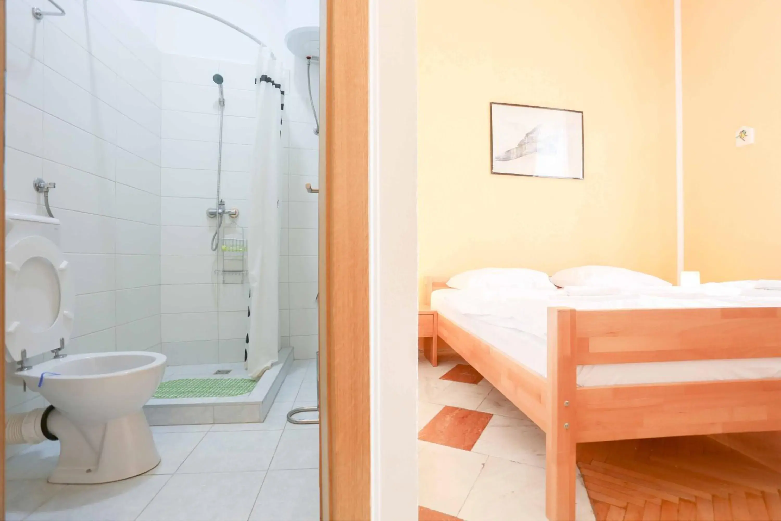 Double or Twin Room with Private Bathroom and City View in Pigeon Square Rooms Double or Twin Room with Private Bathroom and City View in Pigeon Square Rooms