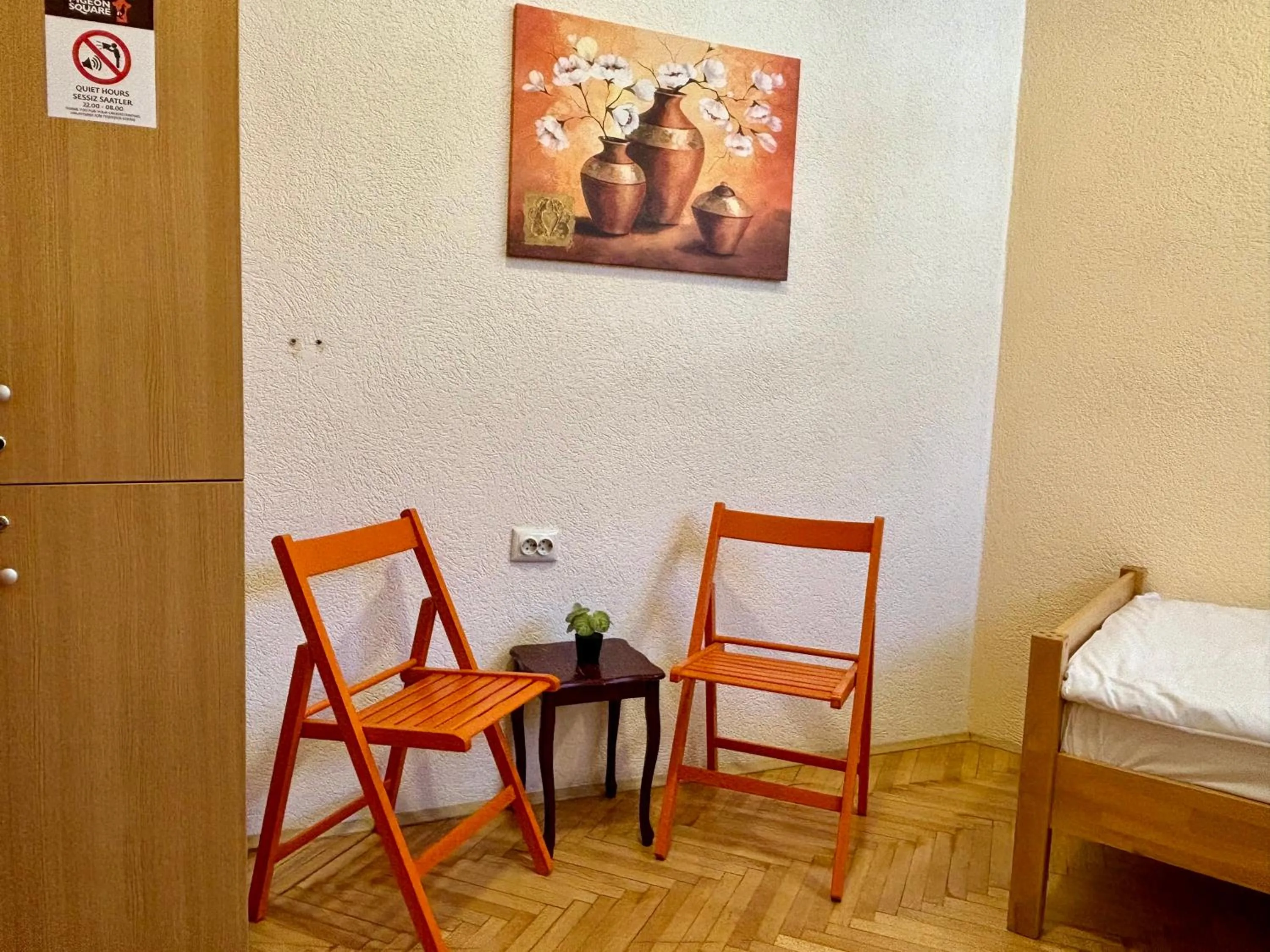 Seating area, Bed in Pigeon Square Rooms