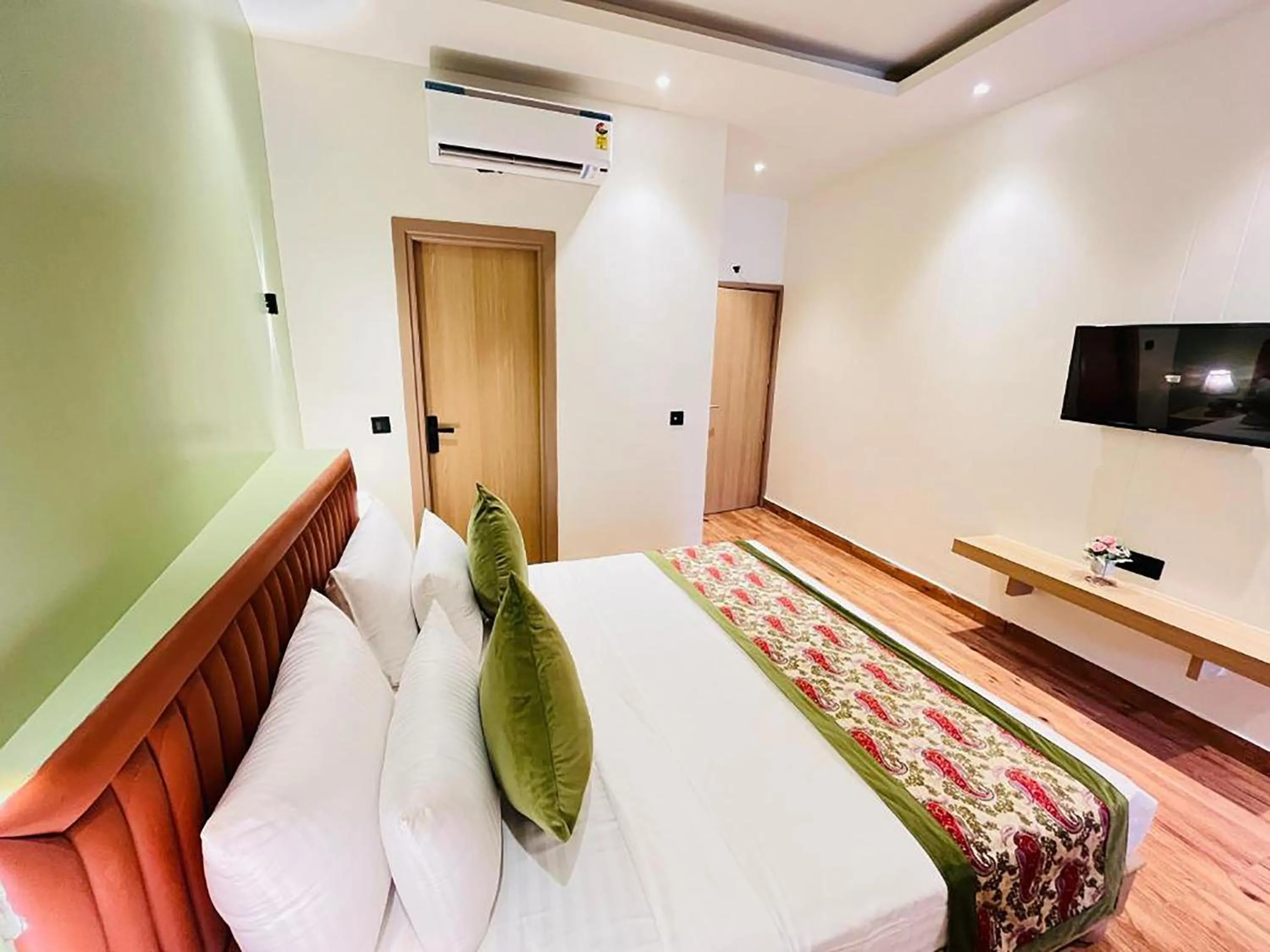 Communal lounge/ TV room in Hotel Punj E Tara Anand Vihar Vaishali Ghaziabad