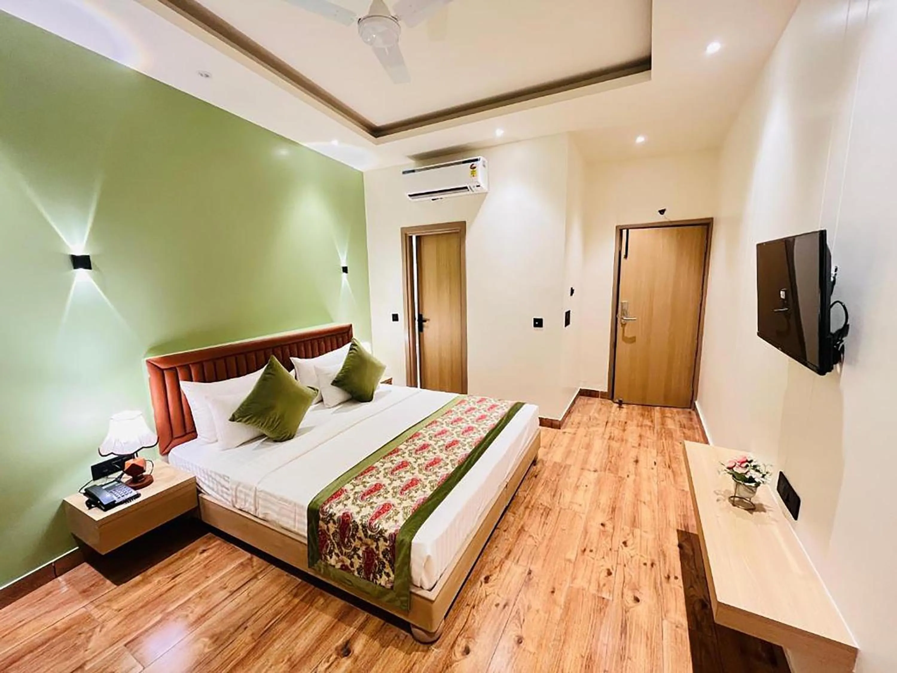 Communal lounge/ TV room in Hotel Punj E Tara Anand Vihar Vaishali Ghaziabad