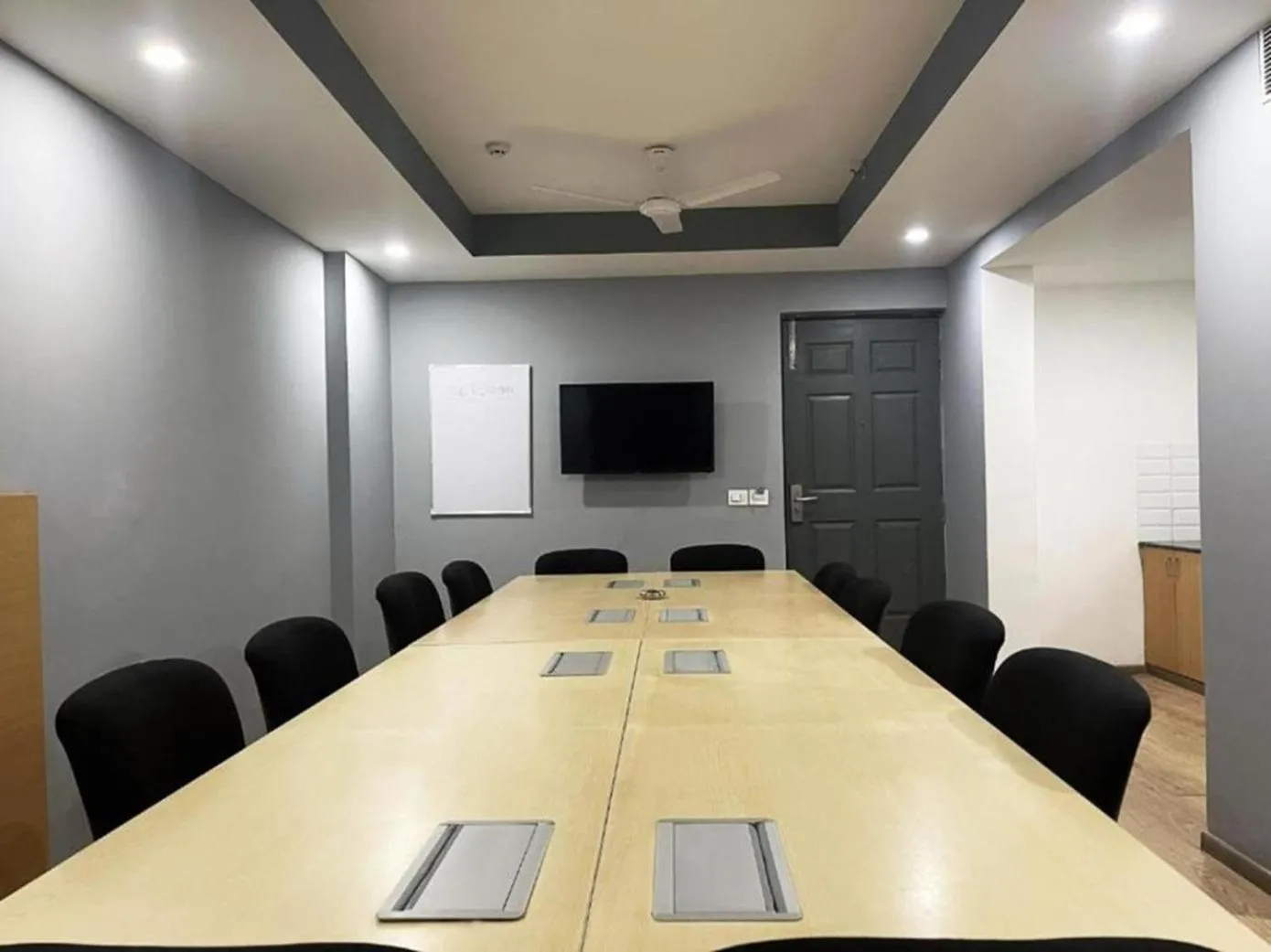 TV and multimedia in The Roseman Hotel & Suites