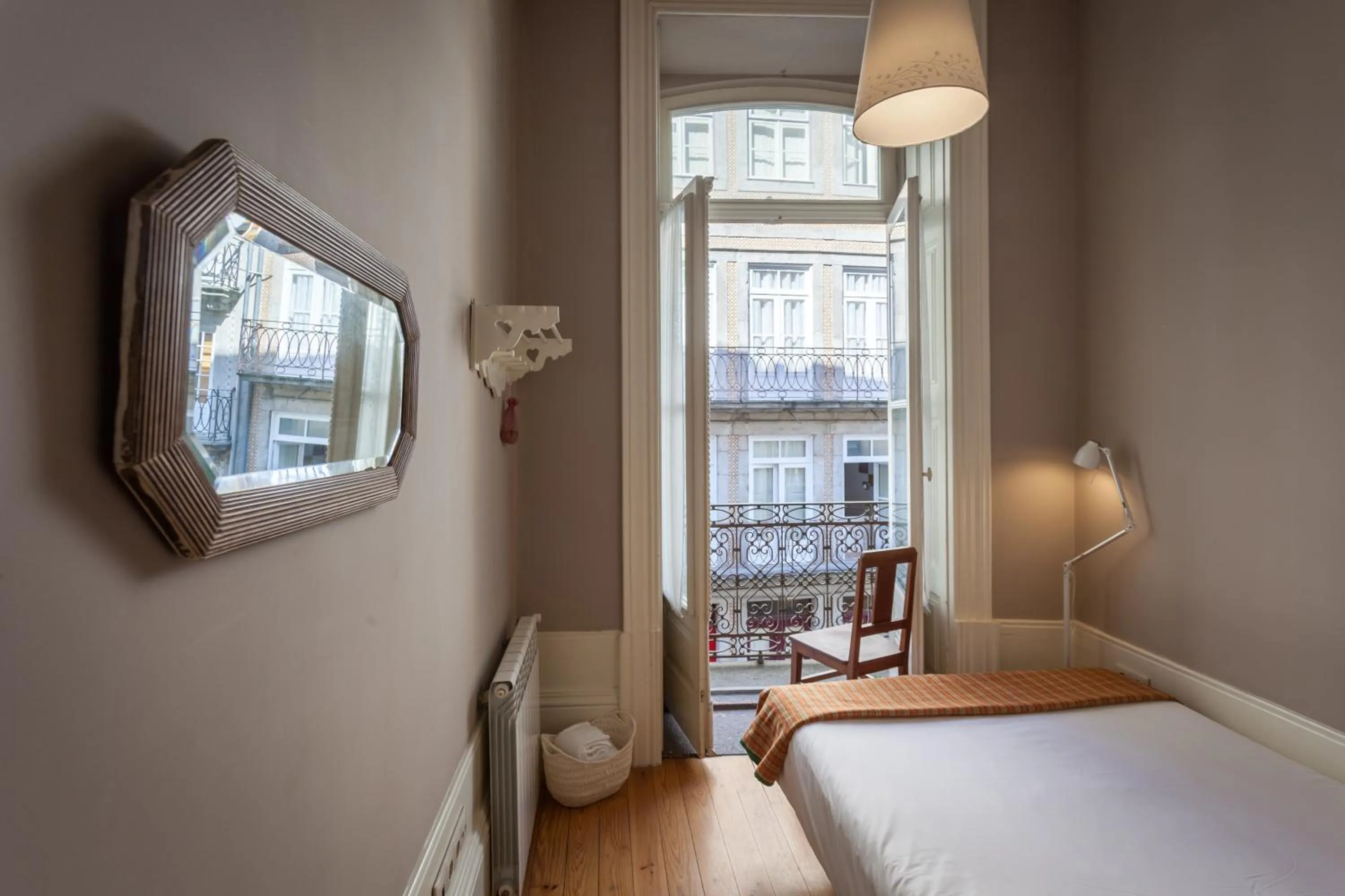 Photo of the whole room, Bed in Being Porto Hostel