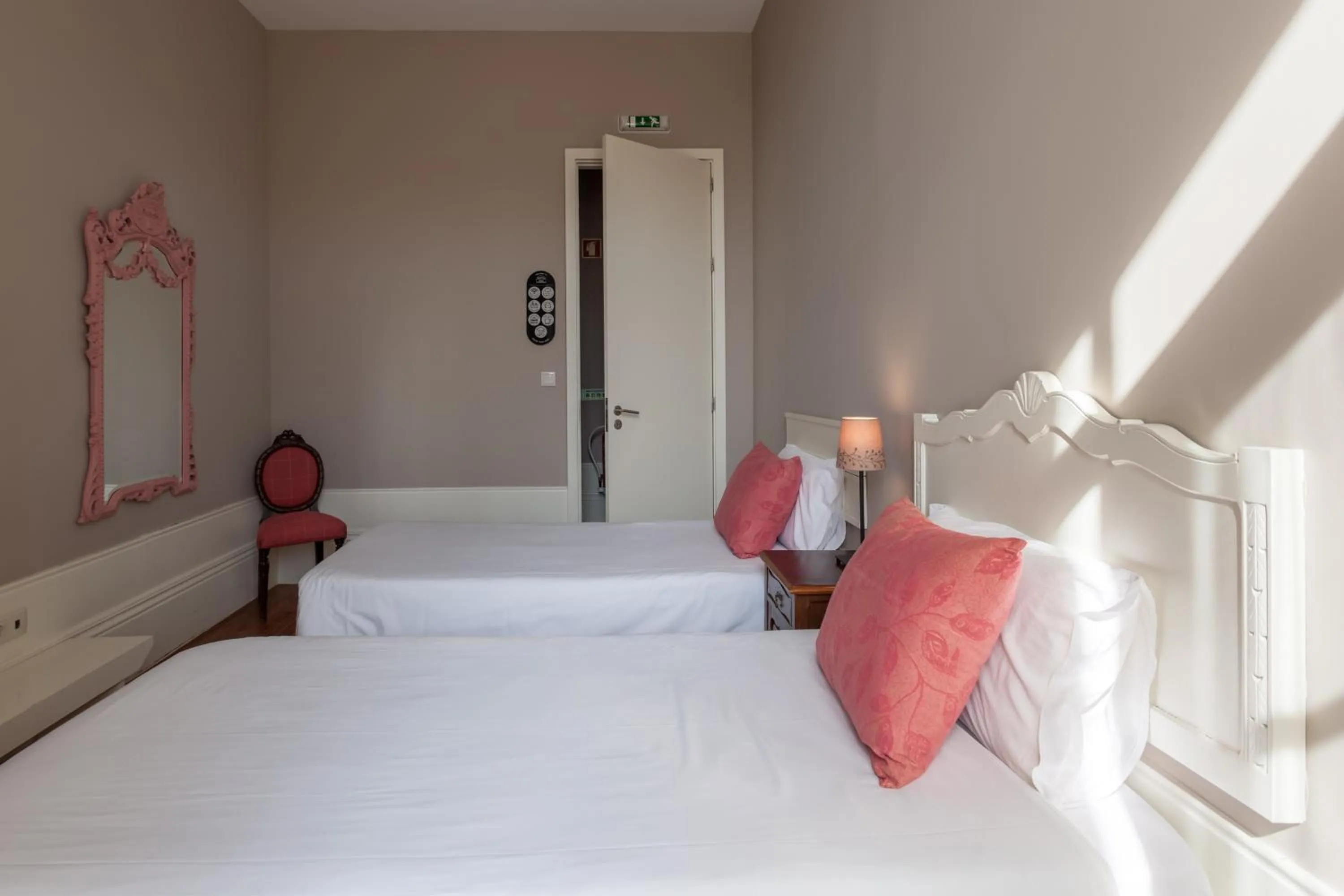 Photo of the whole room, Bed in Being Porto Hostel