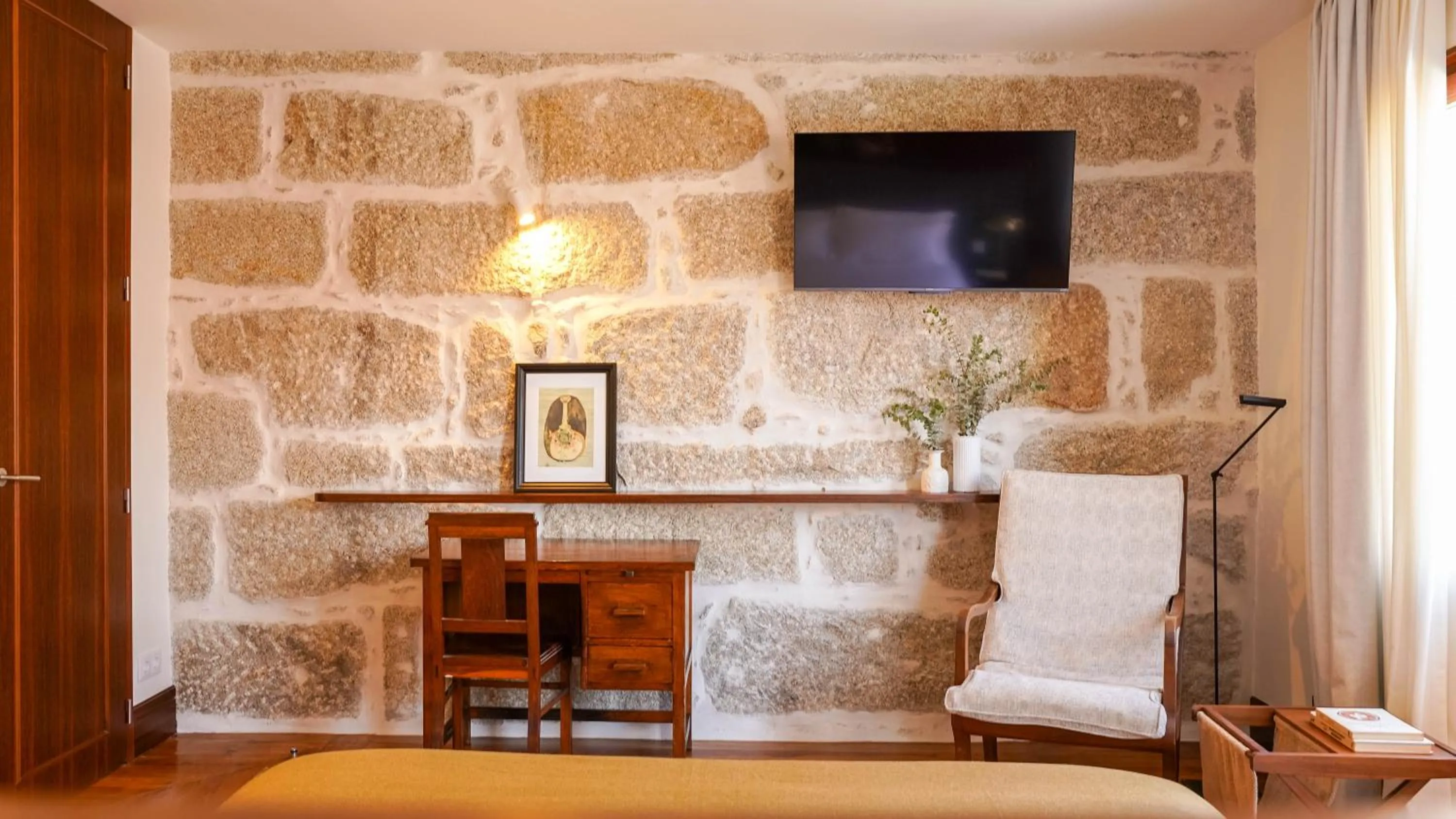 TV and multimedia in Being Porto Hostel