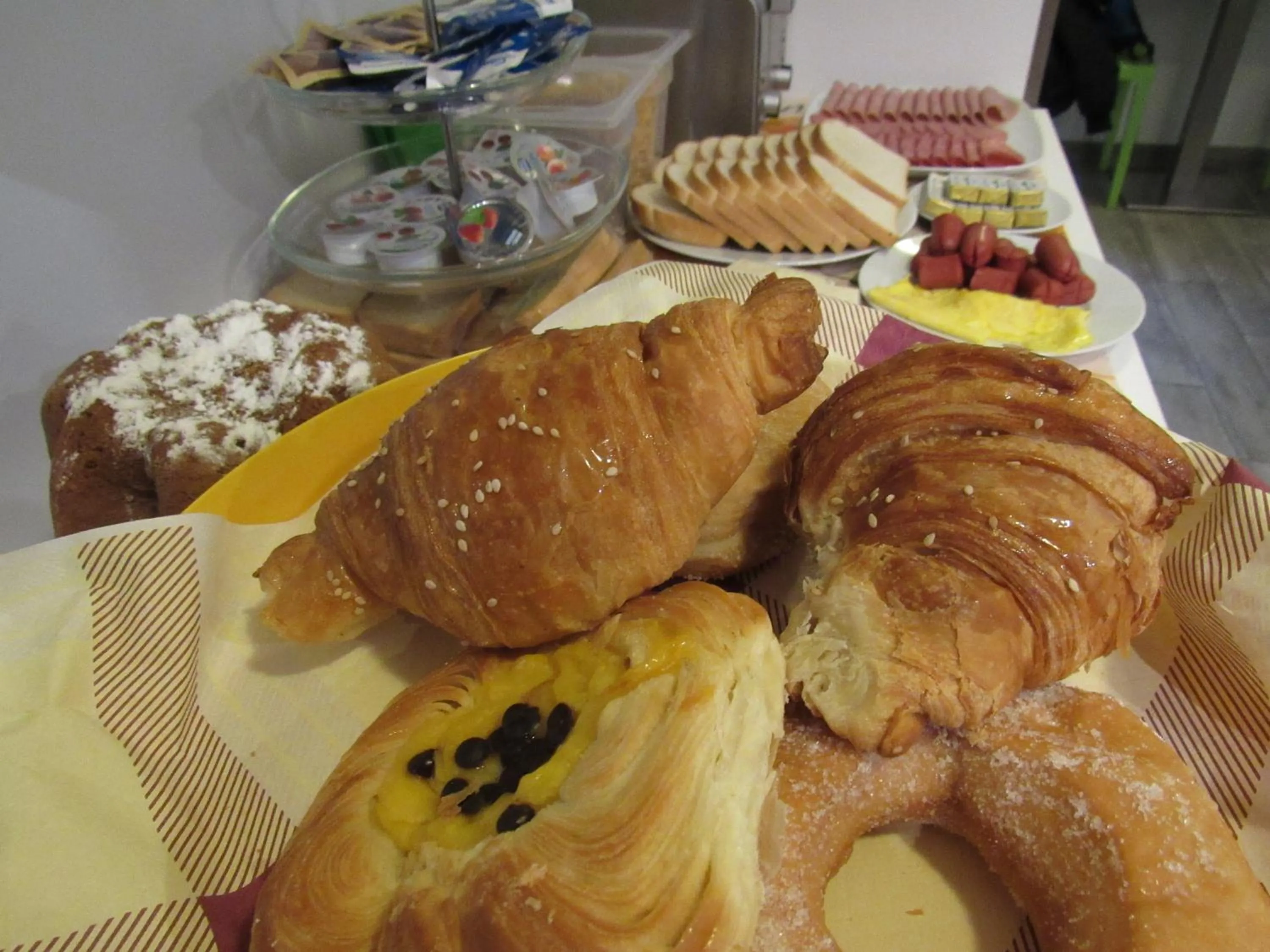 Communal lounge/ TV room, Food in Pianeta Roma