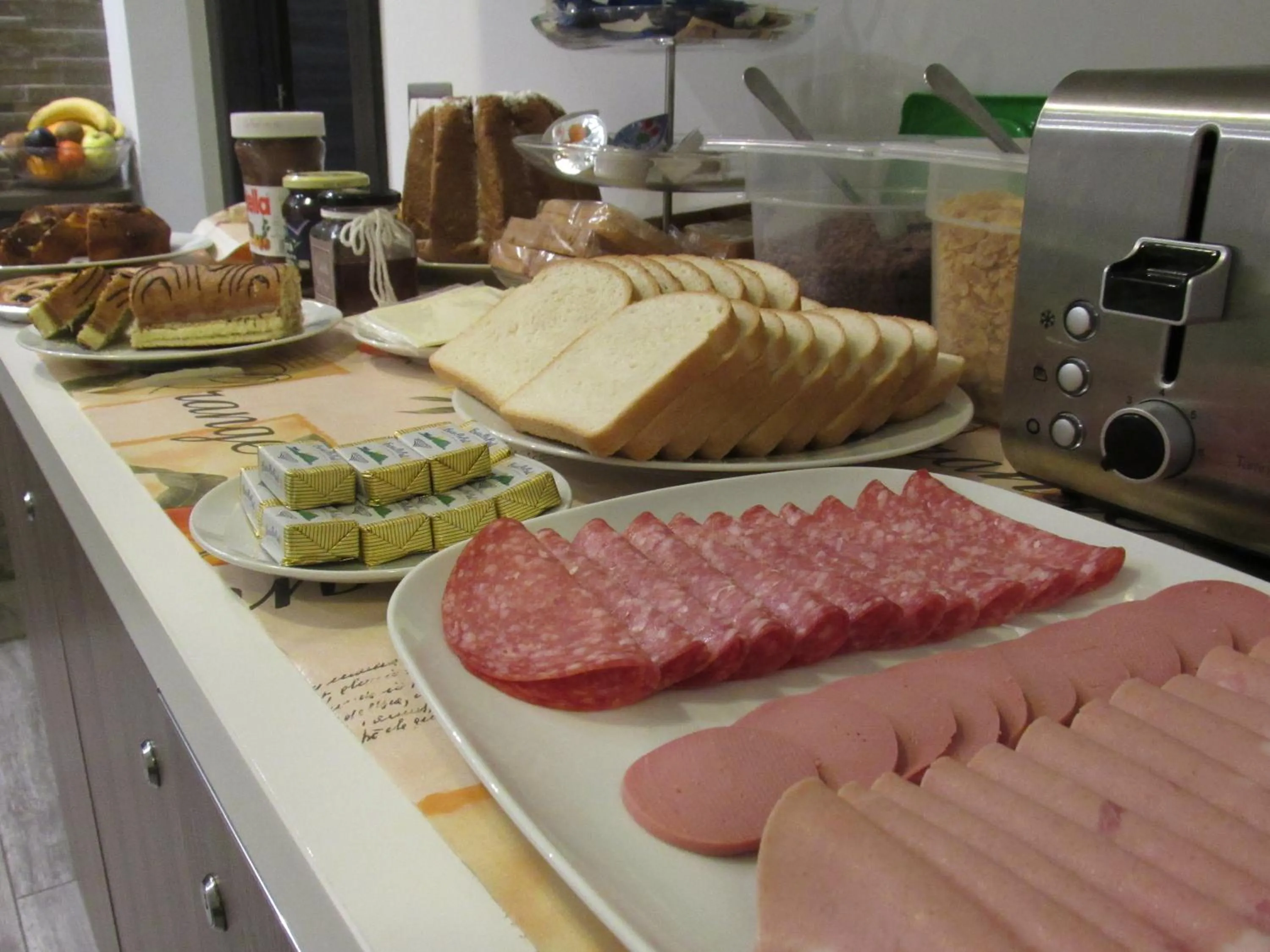Communal lounge/ TV room, Breakfast in Pianeta Roma