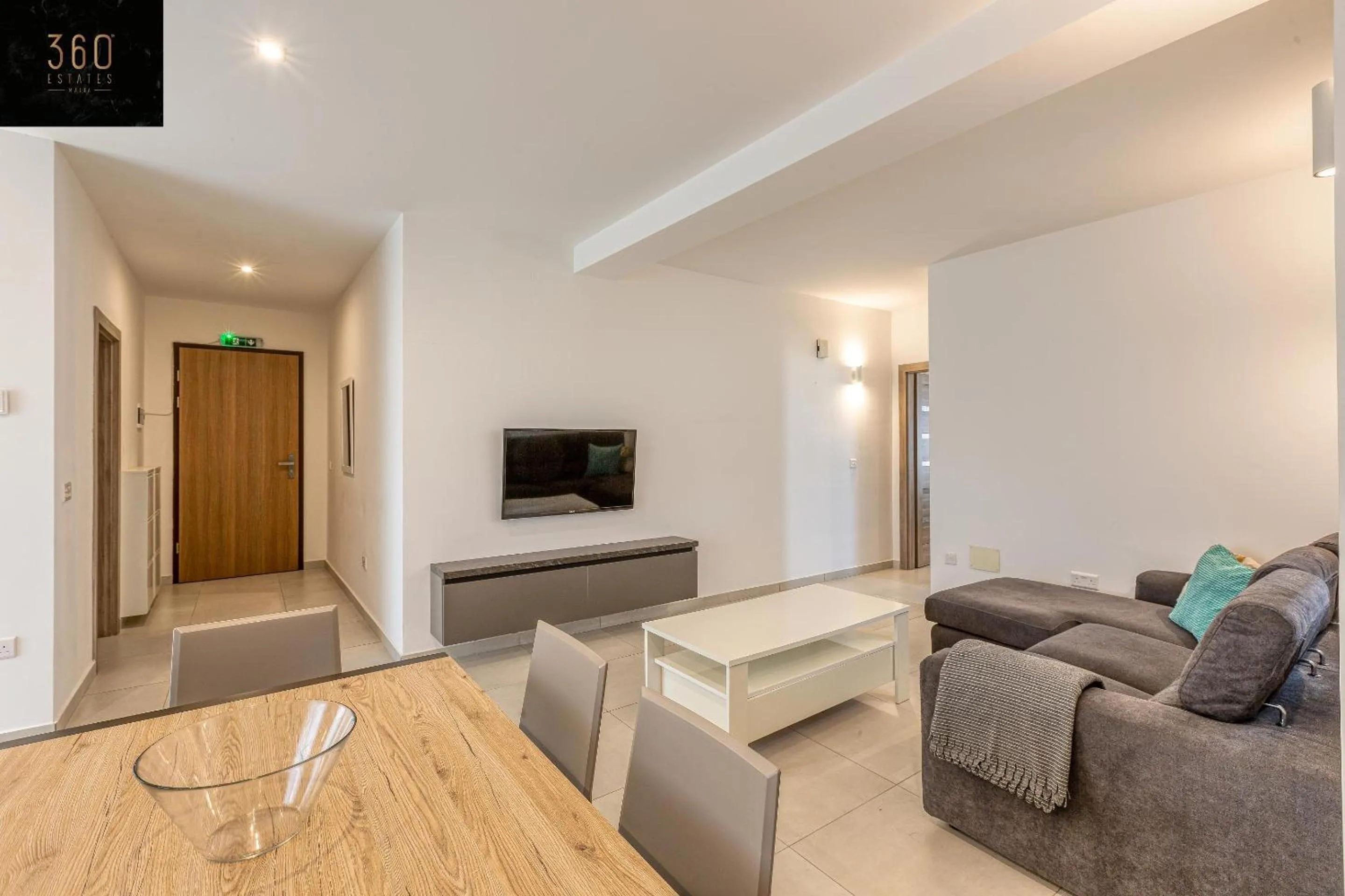 Communal lounge/ TV room in Stunning 2BR penthouse with harbour view & BBQ by 360 Estates