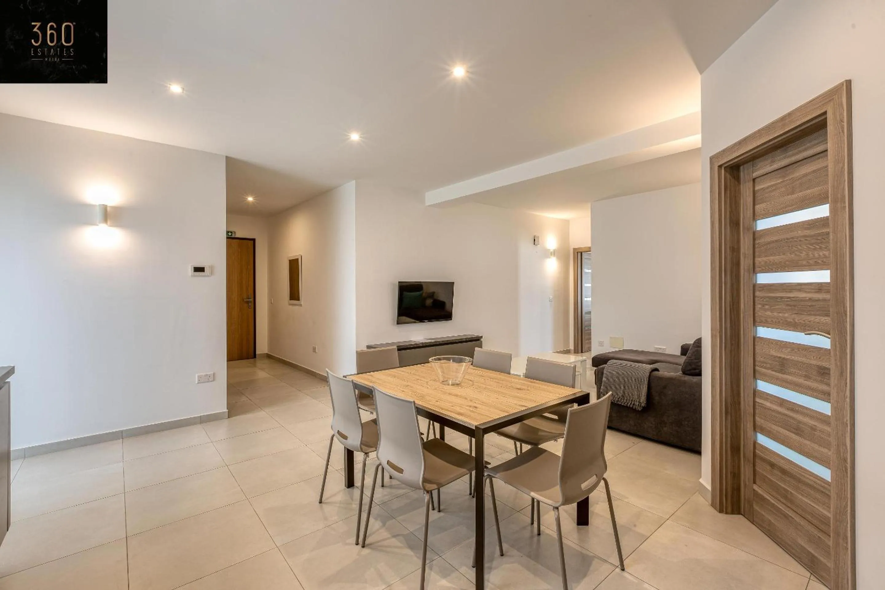 Communal lounge/ TV room in Stunning 2BR penthouse with harbour view & BBQ by 360 Estates