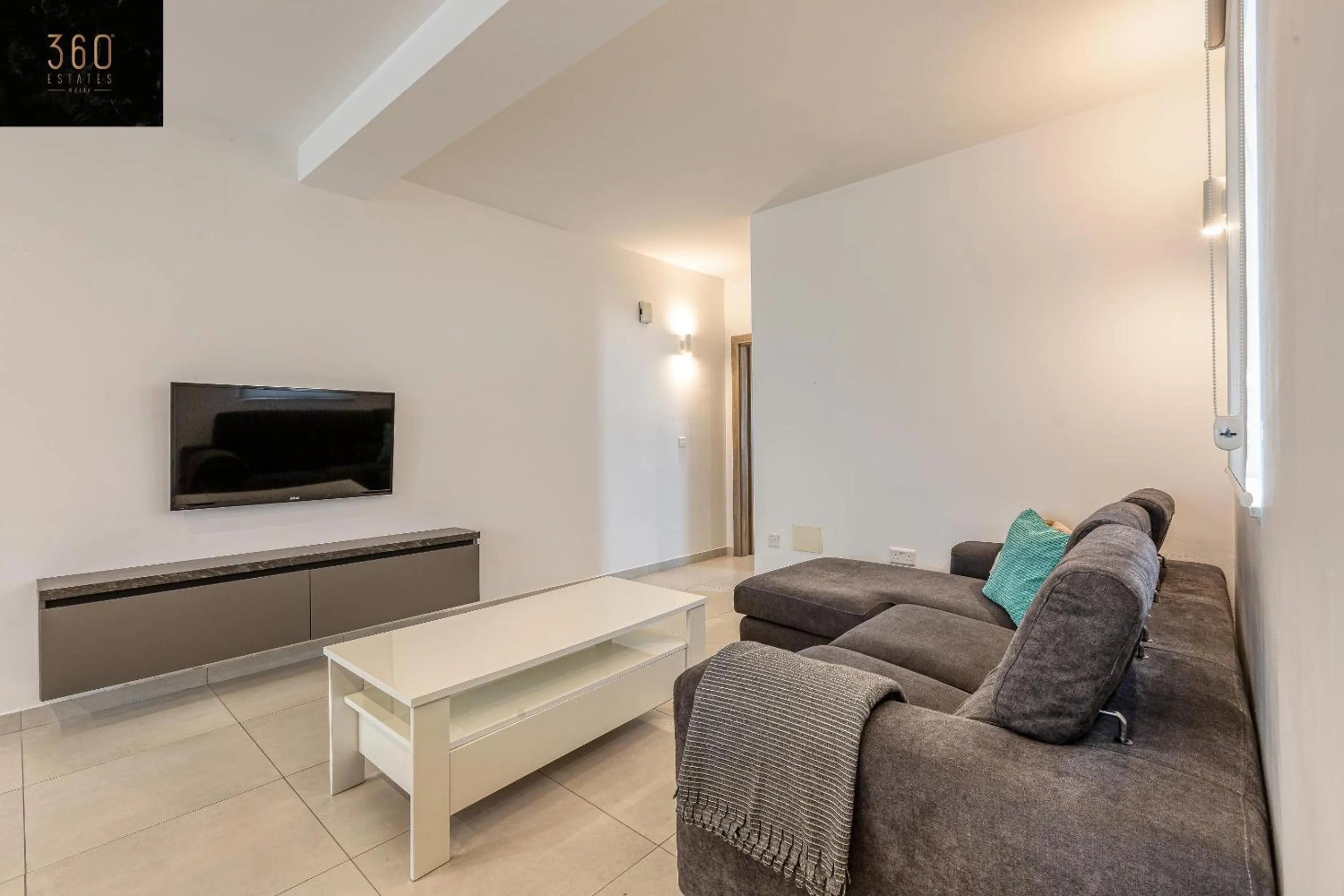 Communal lounge/ TV room in Stunning 2BR penthouse with harbour view & BBQ by 360 Estates