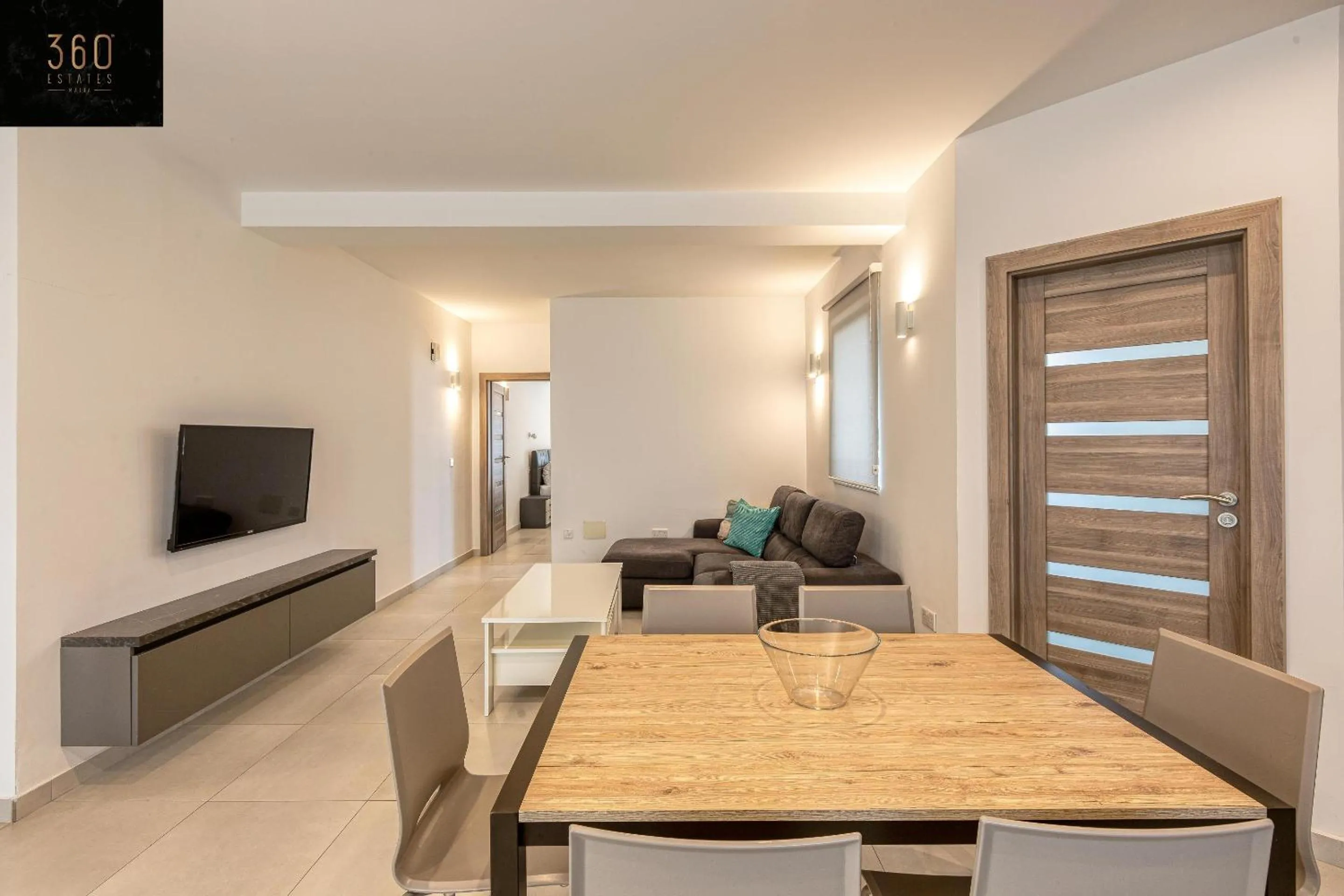 Communal lounge/ TV room in Stunning 2BR penthouse with harbour view & BBQ by 360 Estates