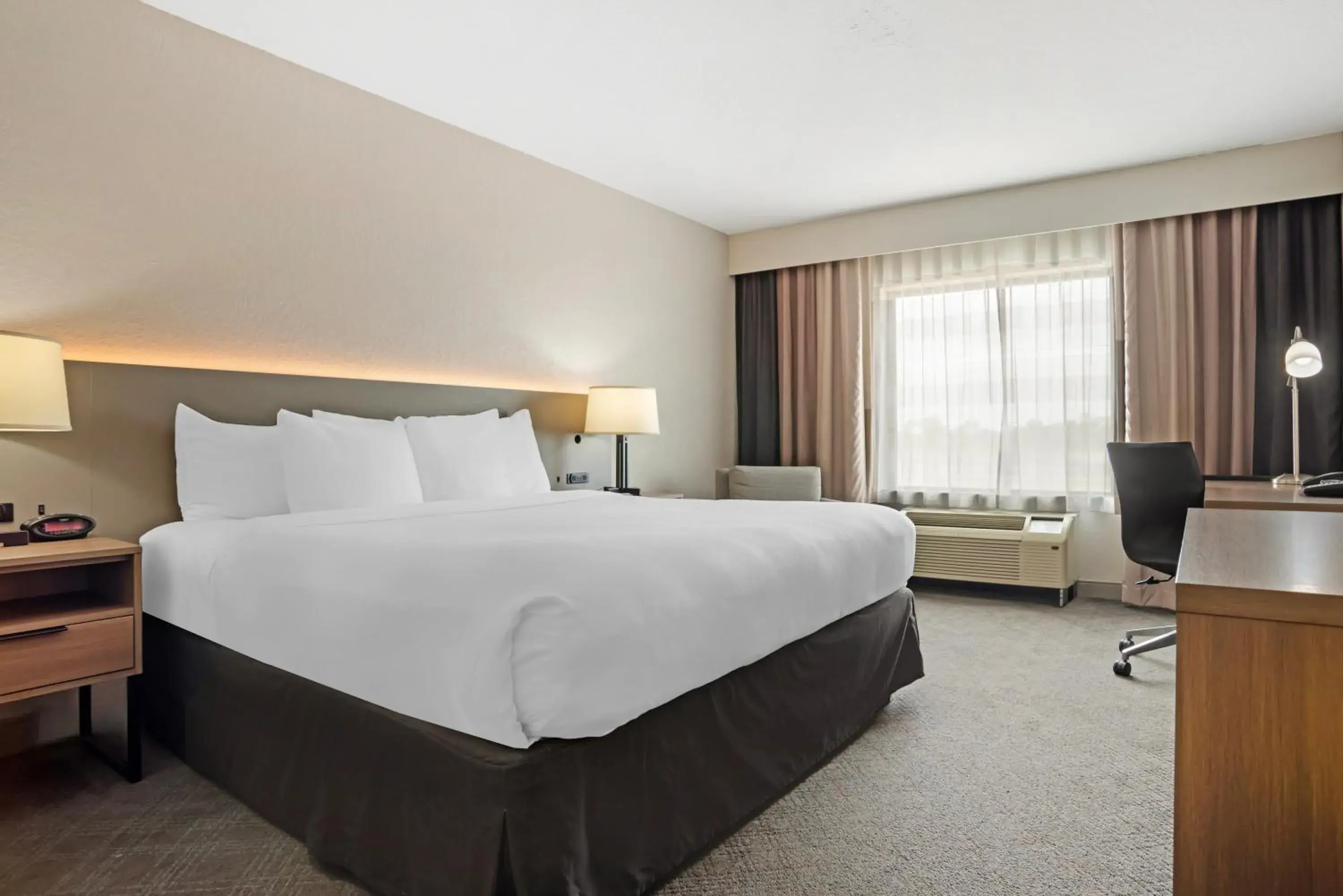 Bedroom, Bed in Comfort Inn & Suites Bedroom, Bed in Comfort Inn & Suites