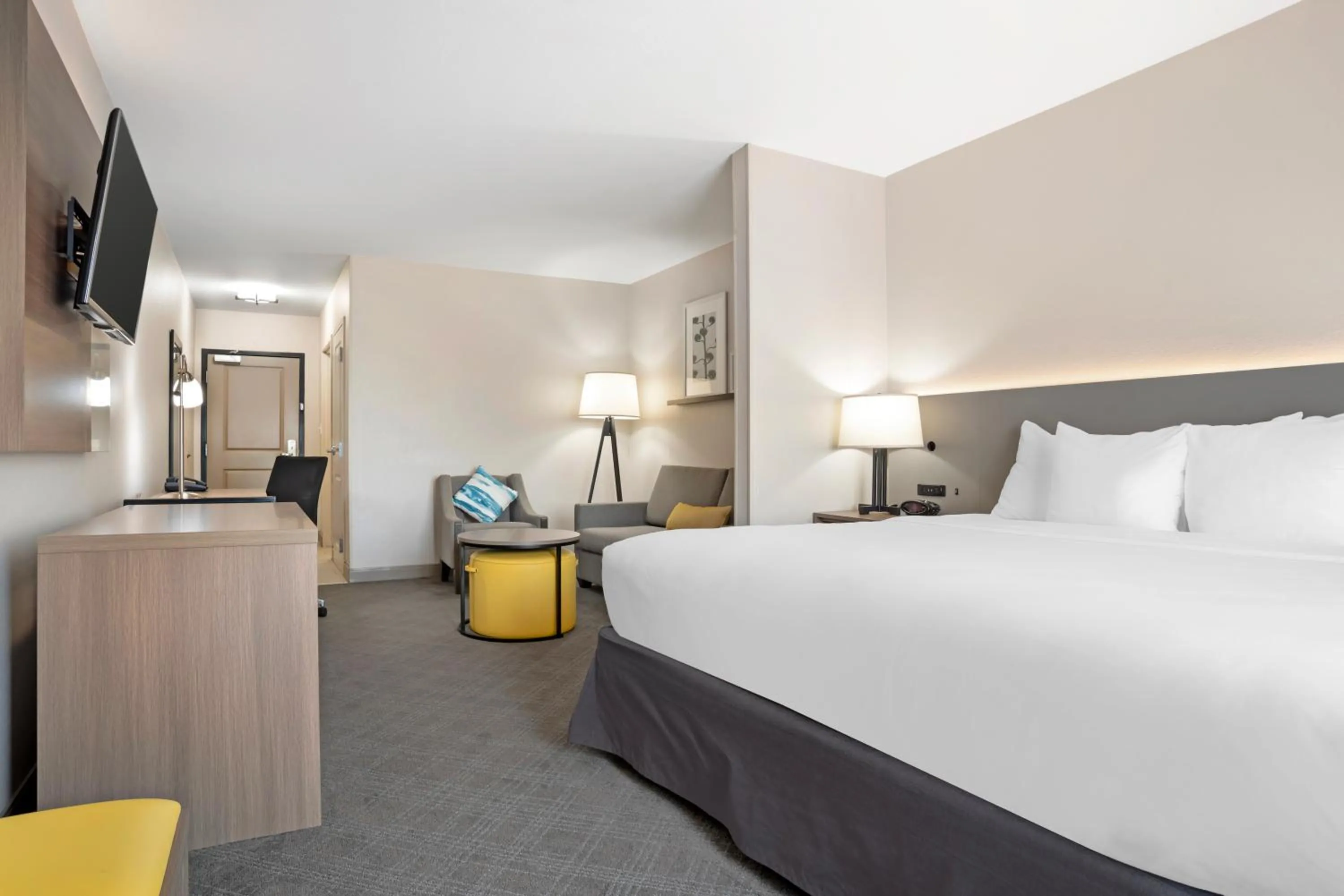 Living room, Bed in Comfort Inn & Suites