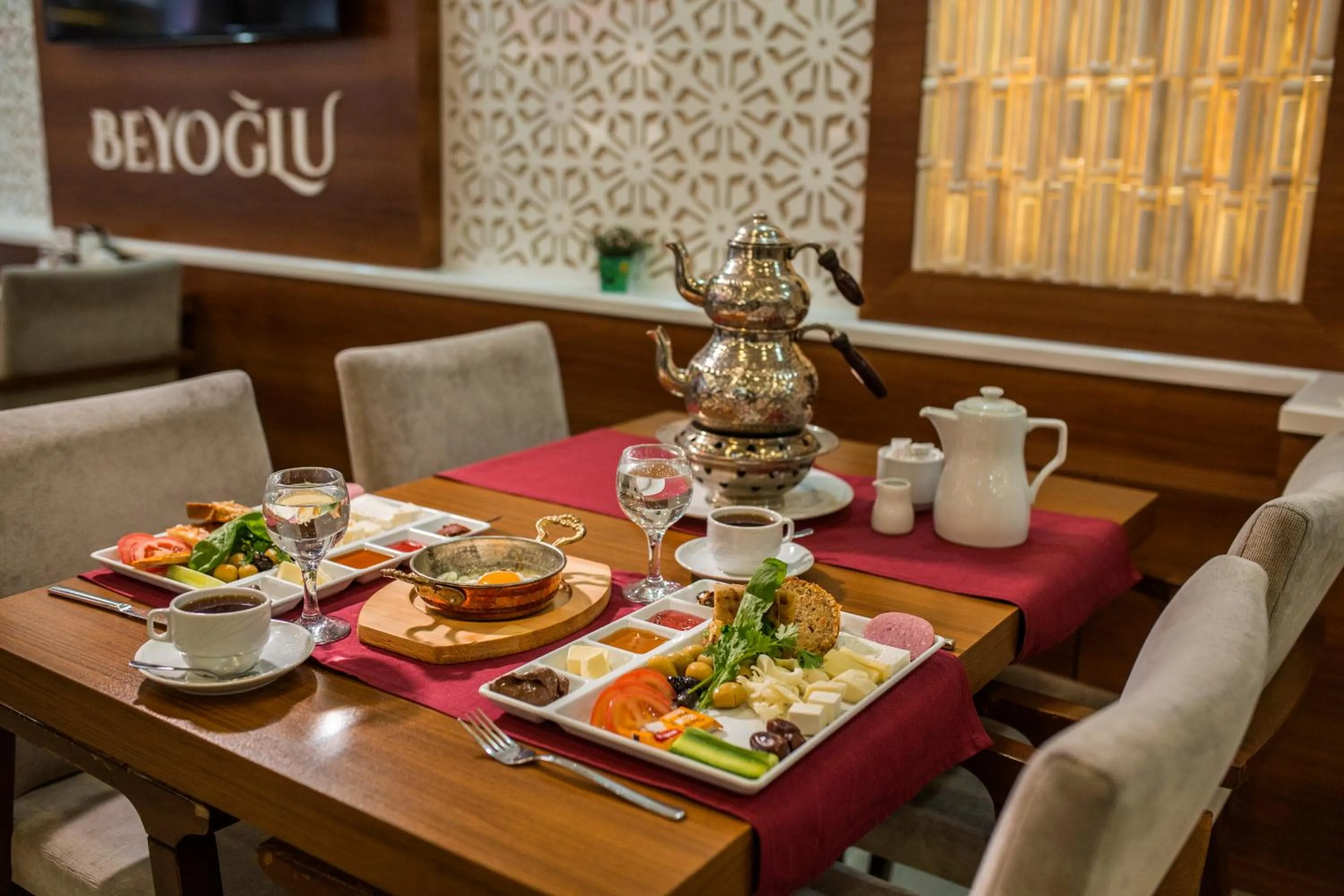 Restaurant/places to eat in Payidar Hotel