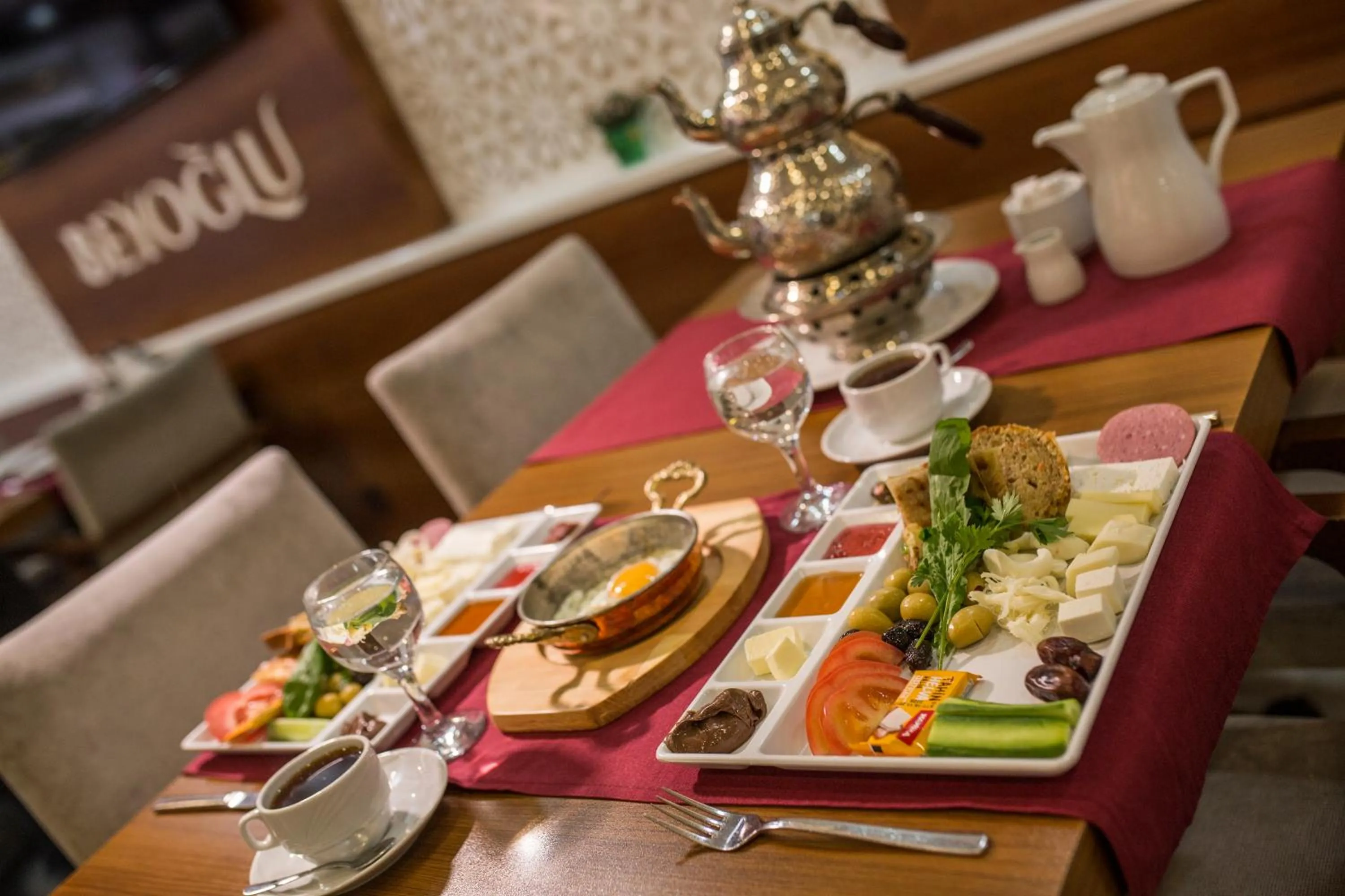 Restaurant/places to eat in Payidar Hotel