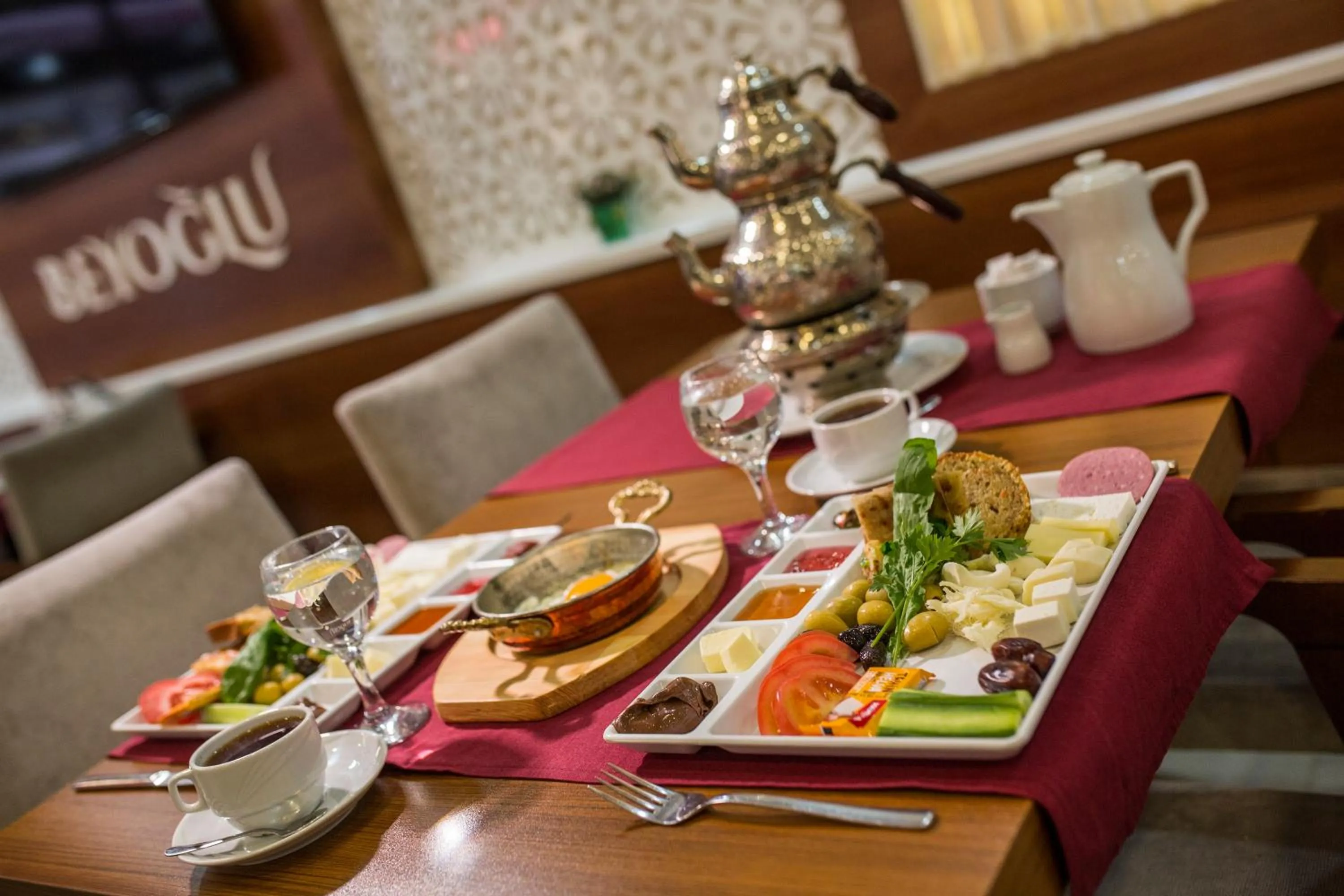 Restaurant/places to eat in Payidar Hotel